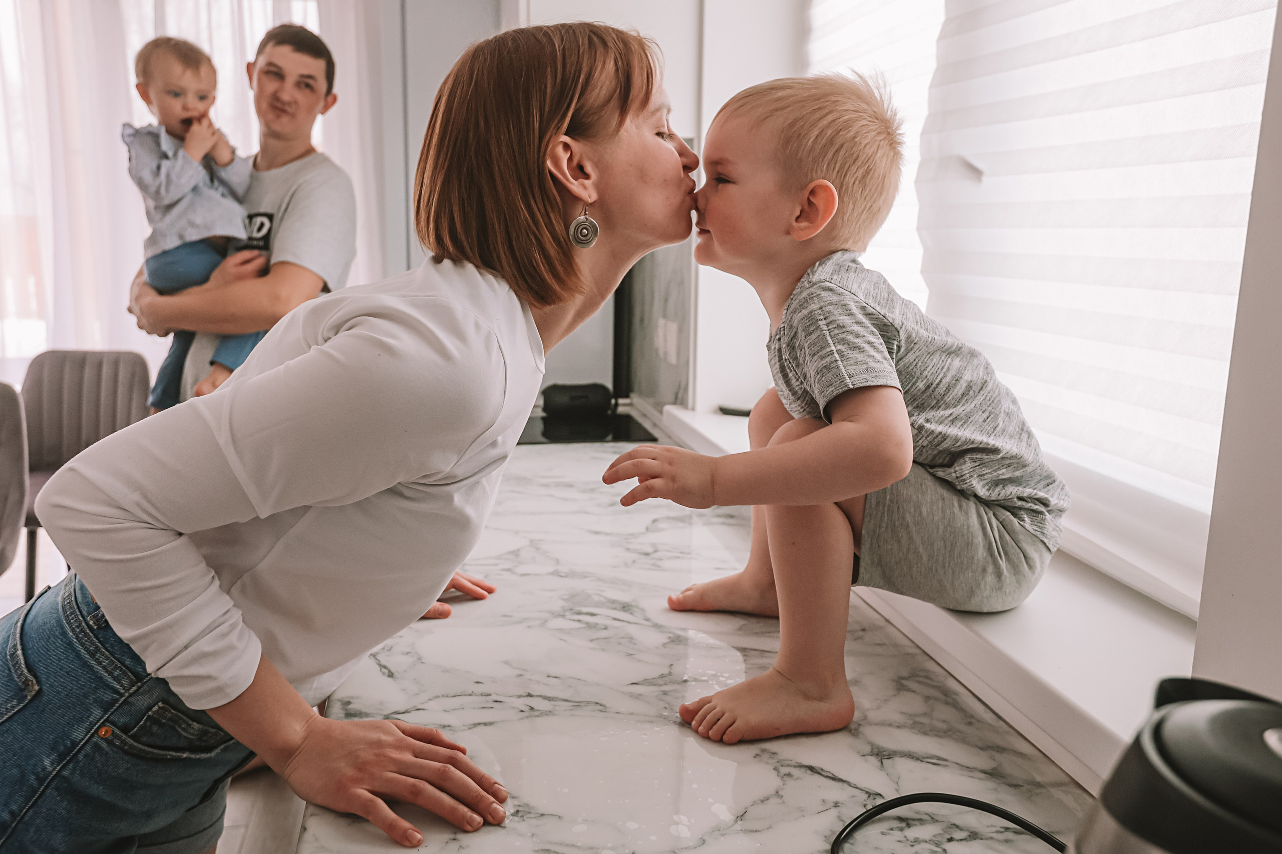 Семейная в домике (репортаж). Семейный фотограф Тюмень, фотограф на роды Салмина Мария