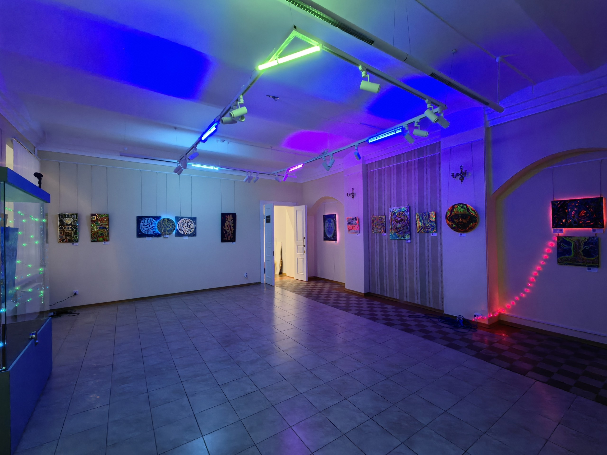 Выставка izteni, купить картину, картина в интерьер, абстракция, флуоресцент, картина с подсветкой, художник, картина в лофт, картина в ресторан, картина в бар, необычные картины, картина акрилом, картина подарок, оригинальный подарок, оригинальная картина, дизайн интерьера картина, izteni, современная живопись, музей картина, подарок на день рождения, подарок на новый год, сюрреализм, смешанная техника, экспериментальная живопись, картина с подсветкой, ультрафиолет картина, современное искусство  