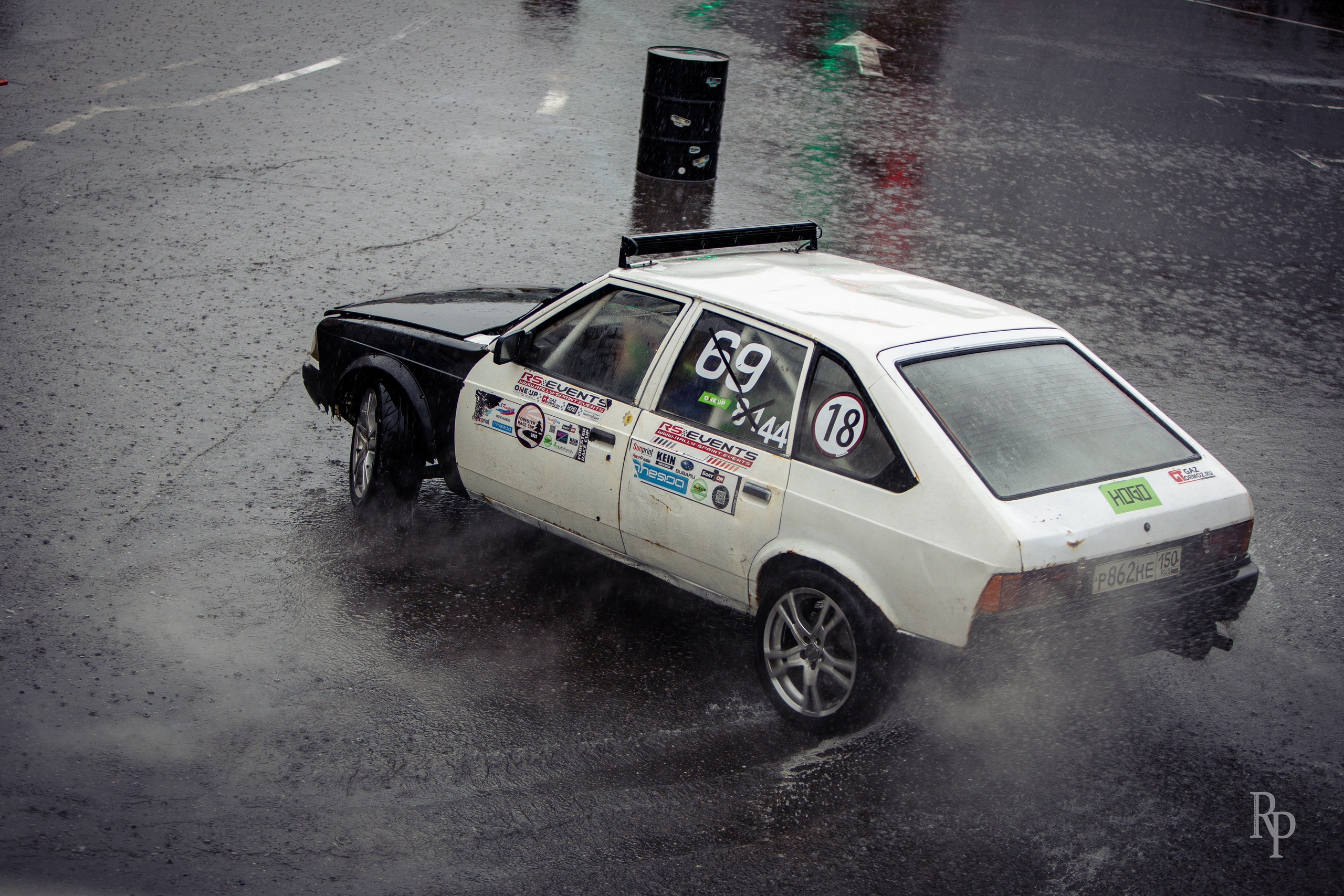 SHOWDOWN. Rusty Photographer