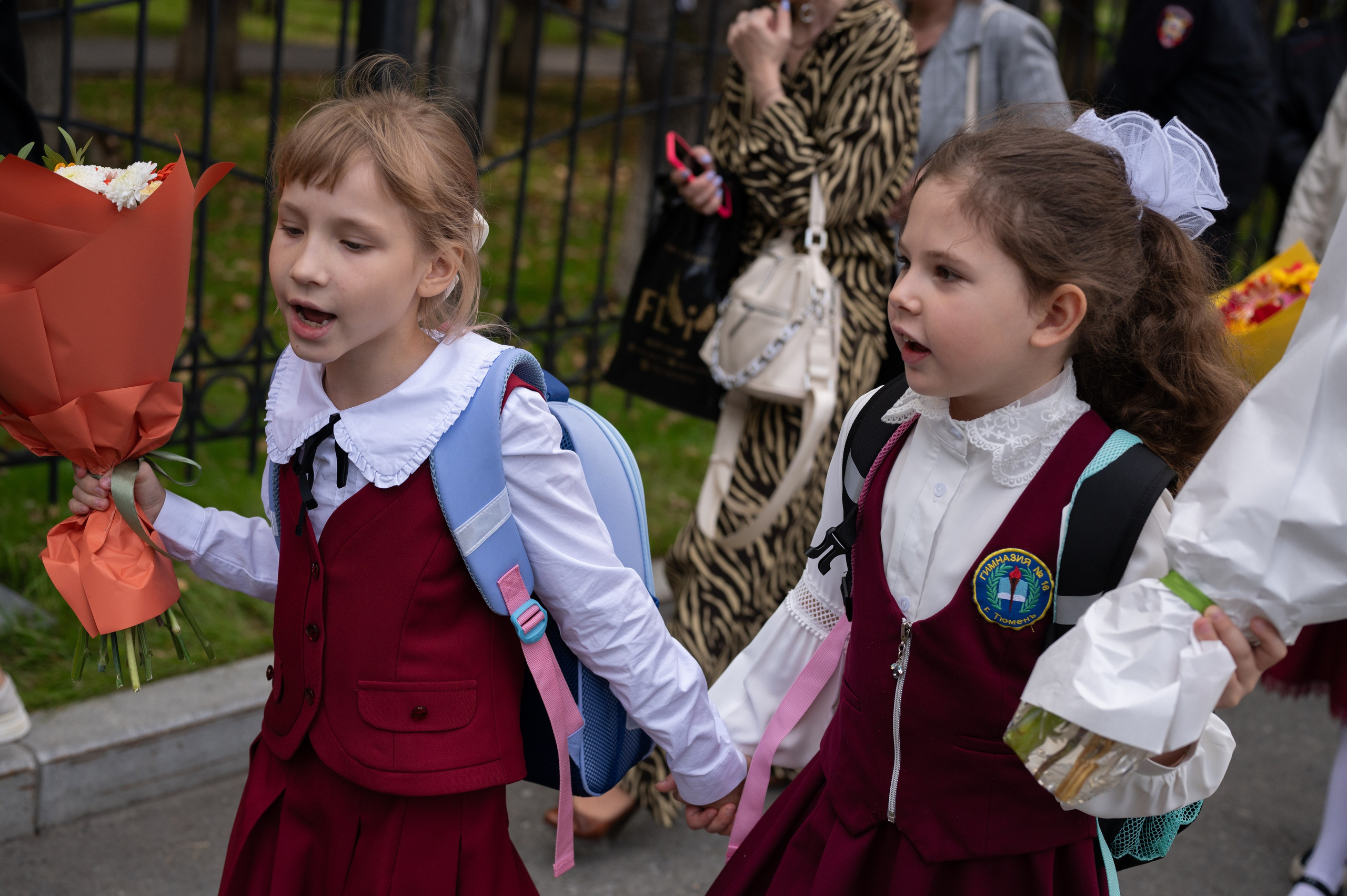 1 сентября 16 гимназия 2 класс (линейка + в классе+ на улице). Фотограф новорожденных, семейный детский в Тюмени Татьяна Морозова