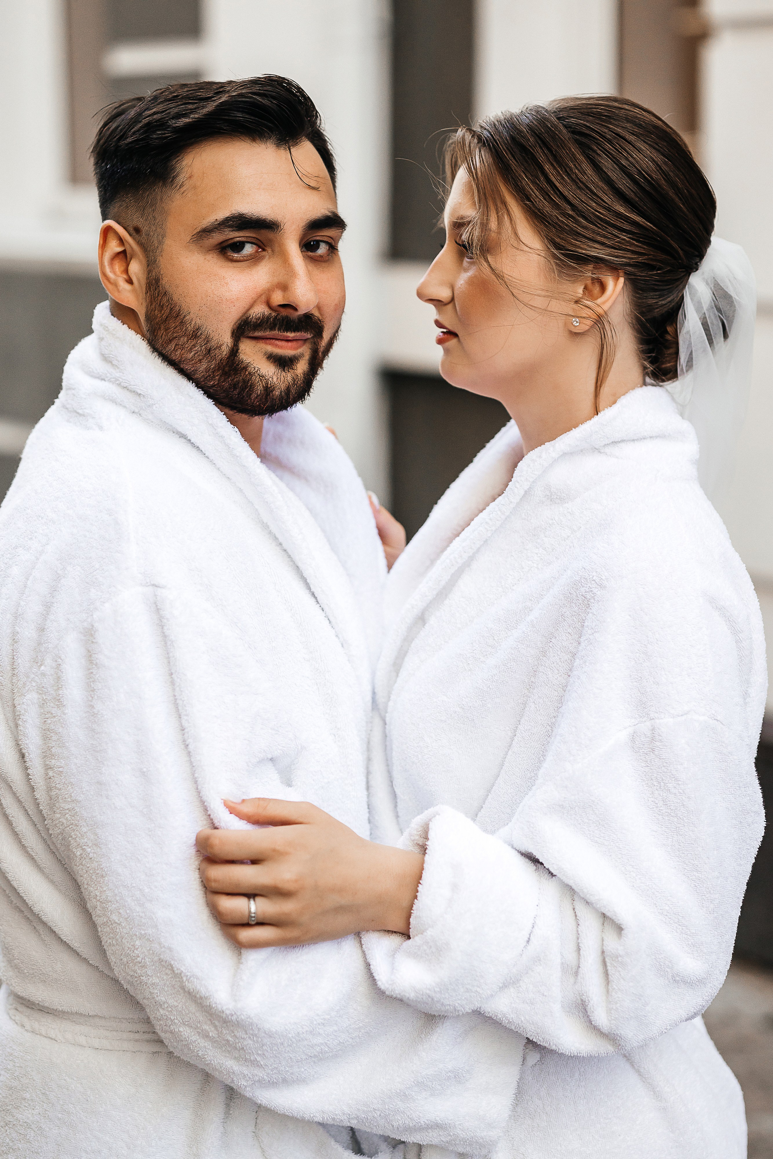 Свадебная фотосессия пары в номере отеля. Олег Сверчков | Свадебный фотограф Вологда