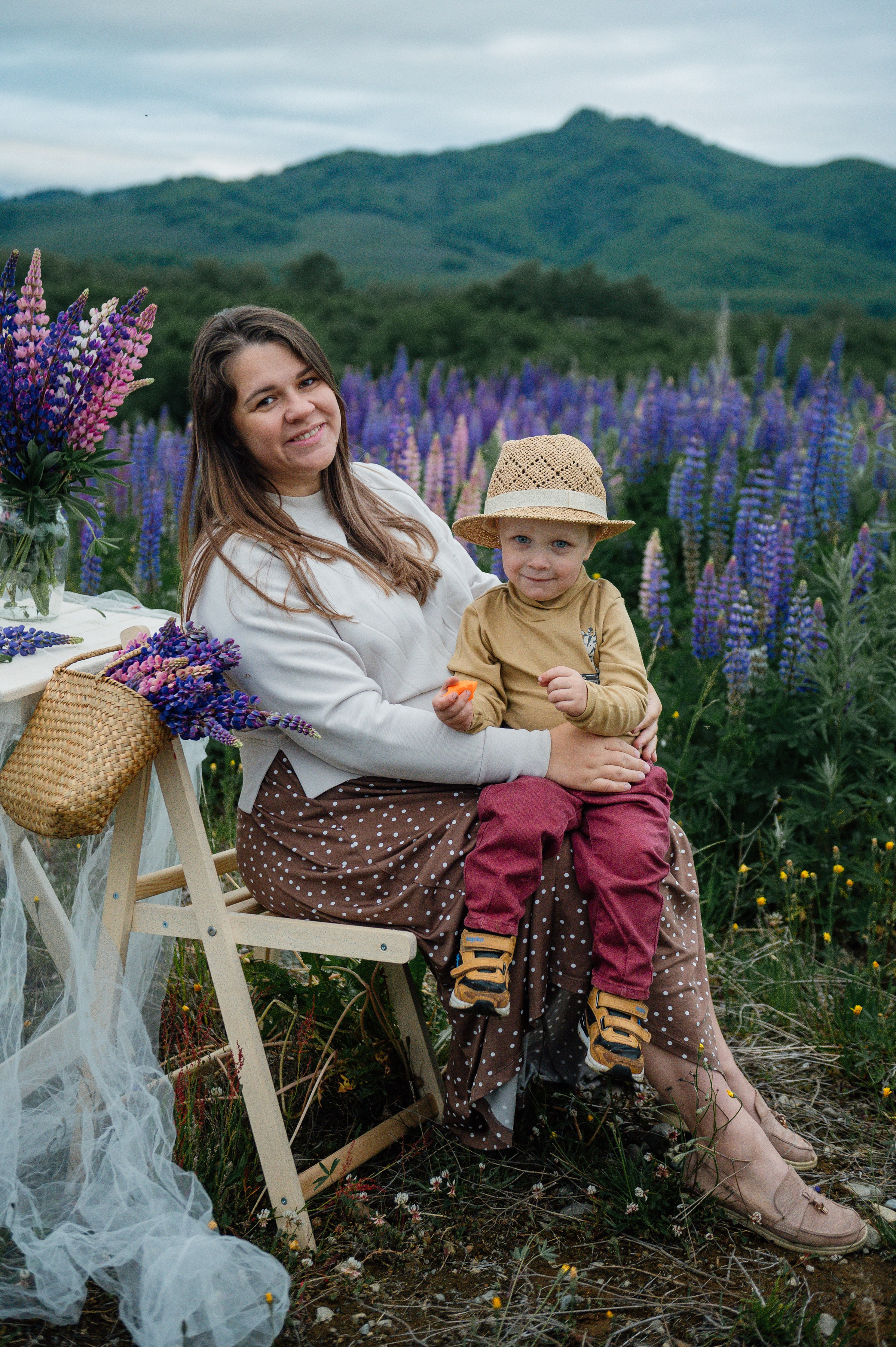 Прогулка в люпиновых полях. Свадебный и семейный фотограф Камчатка. Фотограф Камчатка