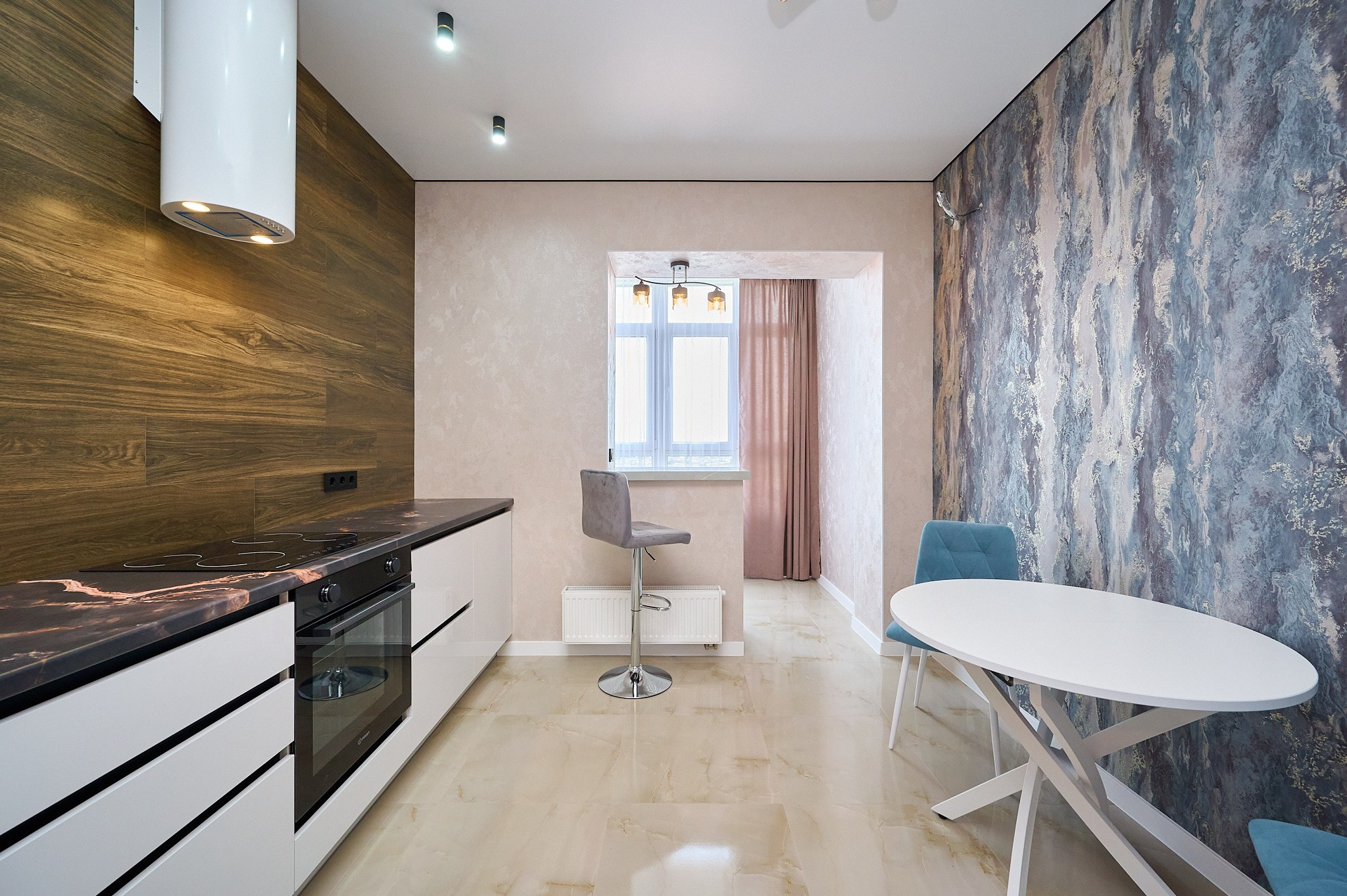 кухня светлых тонов одна стена цветная круглый белый стол голубые стулья белые полки и шкафы