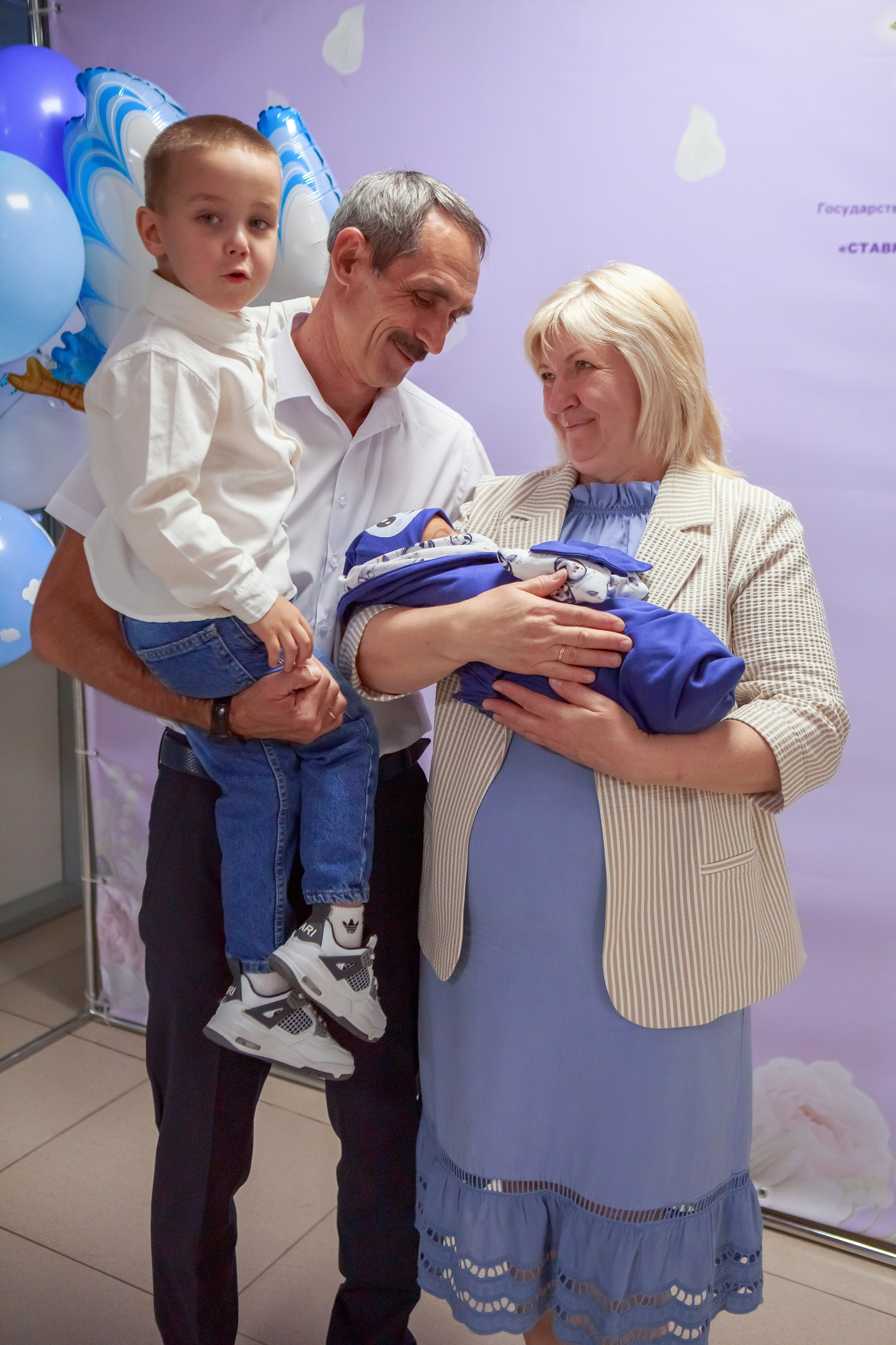 Фотосессия выписки из роддома Перинатальный центр Ставрополя. Фотограф Ставрополь Пятигорск Елизавета Дарина