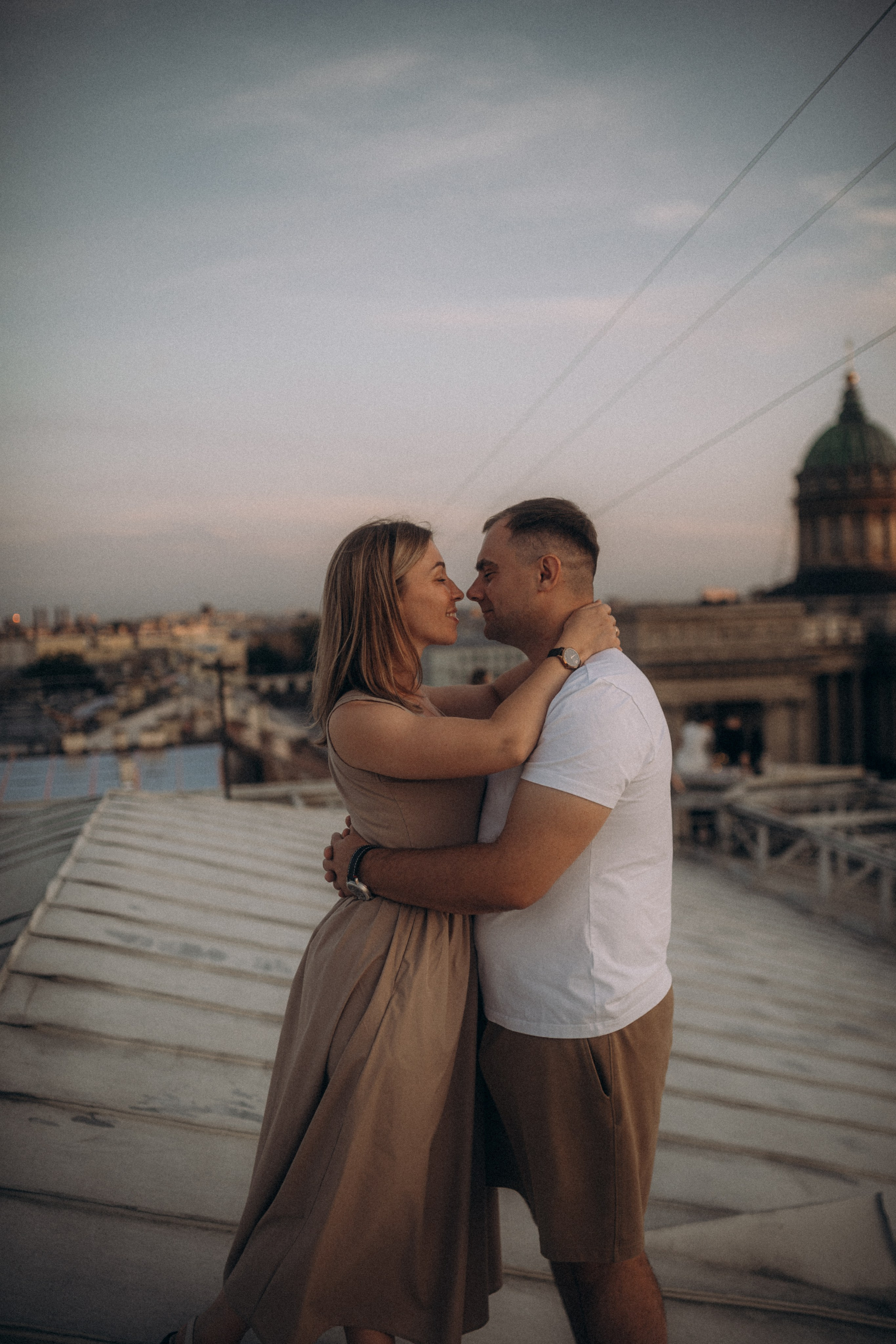Мы сидим на питерской, теплой крыше. Фотограф в Санкт Петербурге Лара Великова