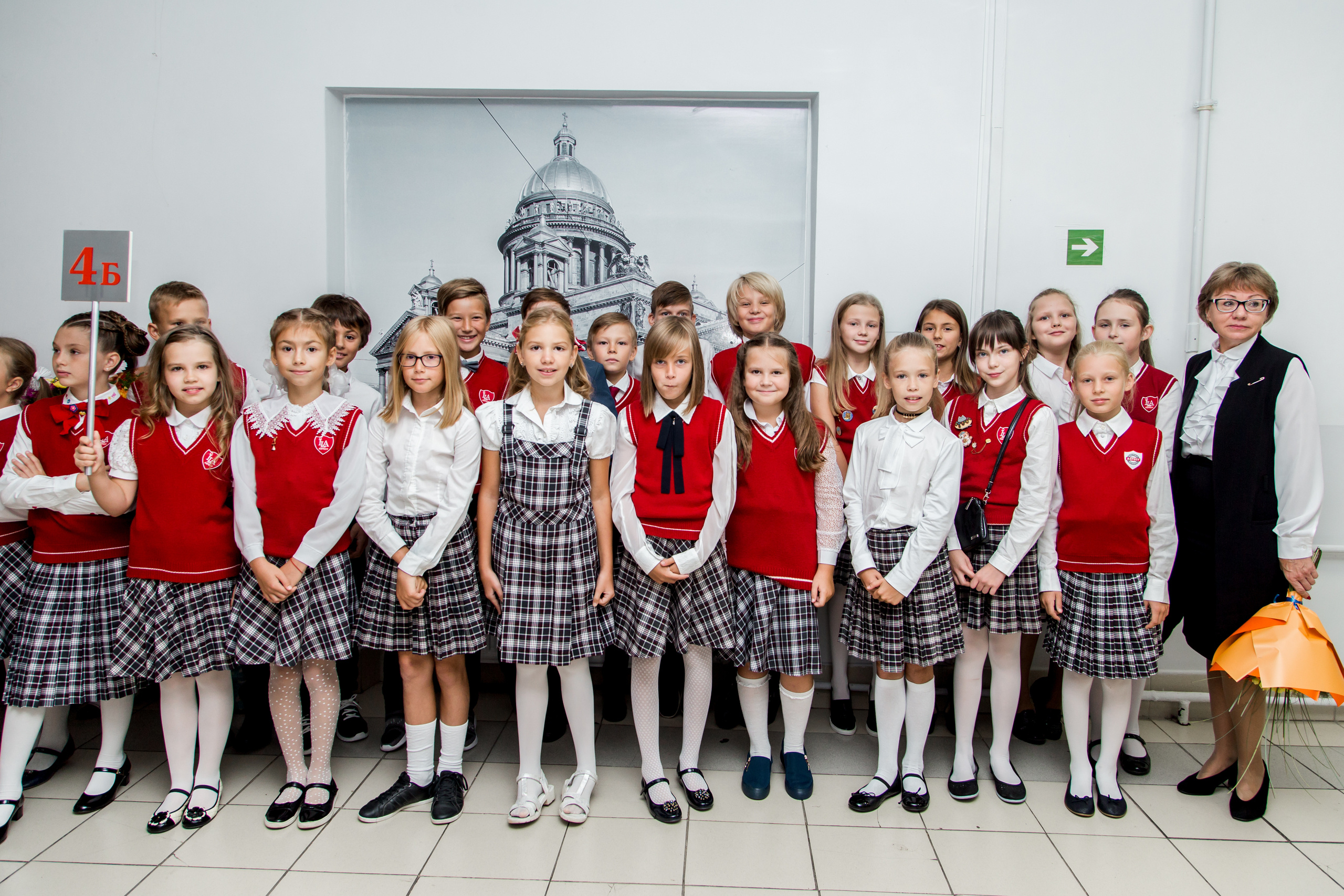 общая фотография класса в коридоре школы