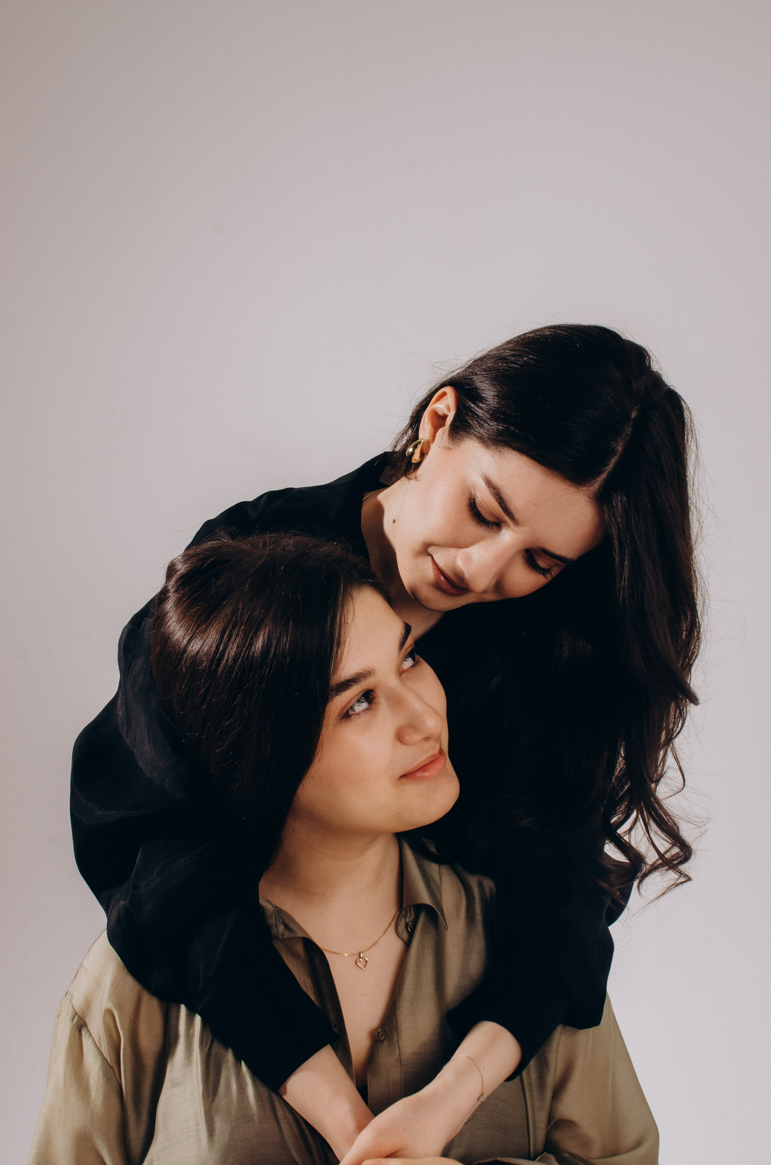 Родные сестра