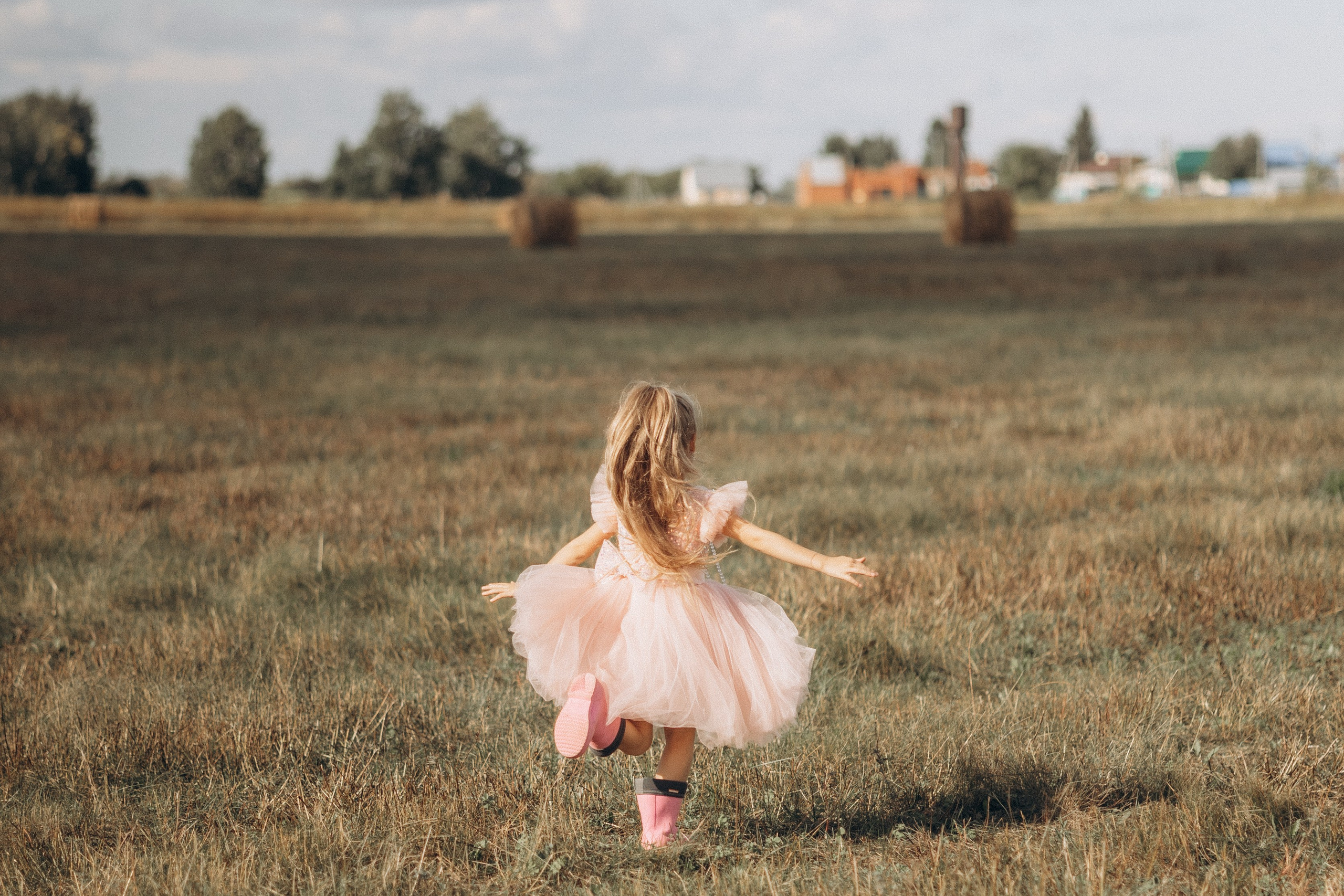 Вика и Миша на сене. Семейный фотограф lifestyle в Новосибирске Елена Шпилевая