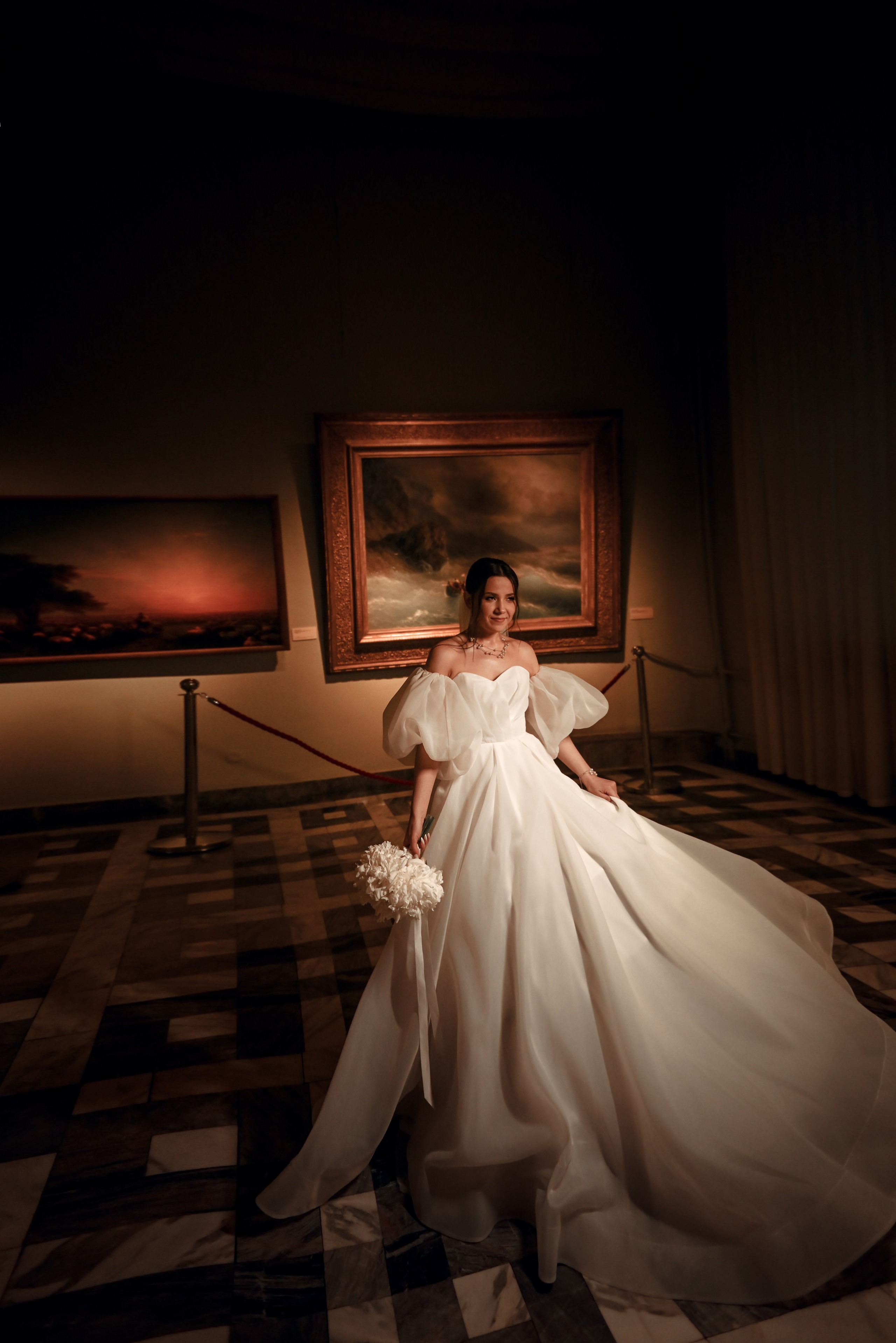 Небольшая свадебная серия в музее и прогулкой под дождем Эльмиры и Ризата. Свадебный, семейный, детский, контент фотограф в Омске Максим Ильин