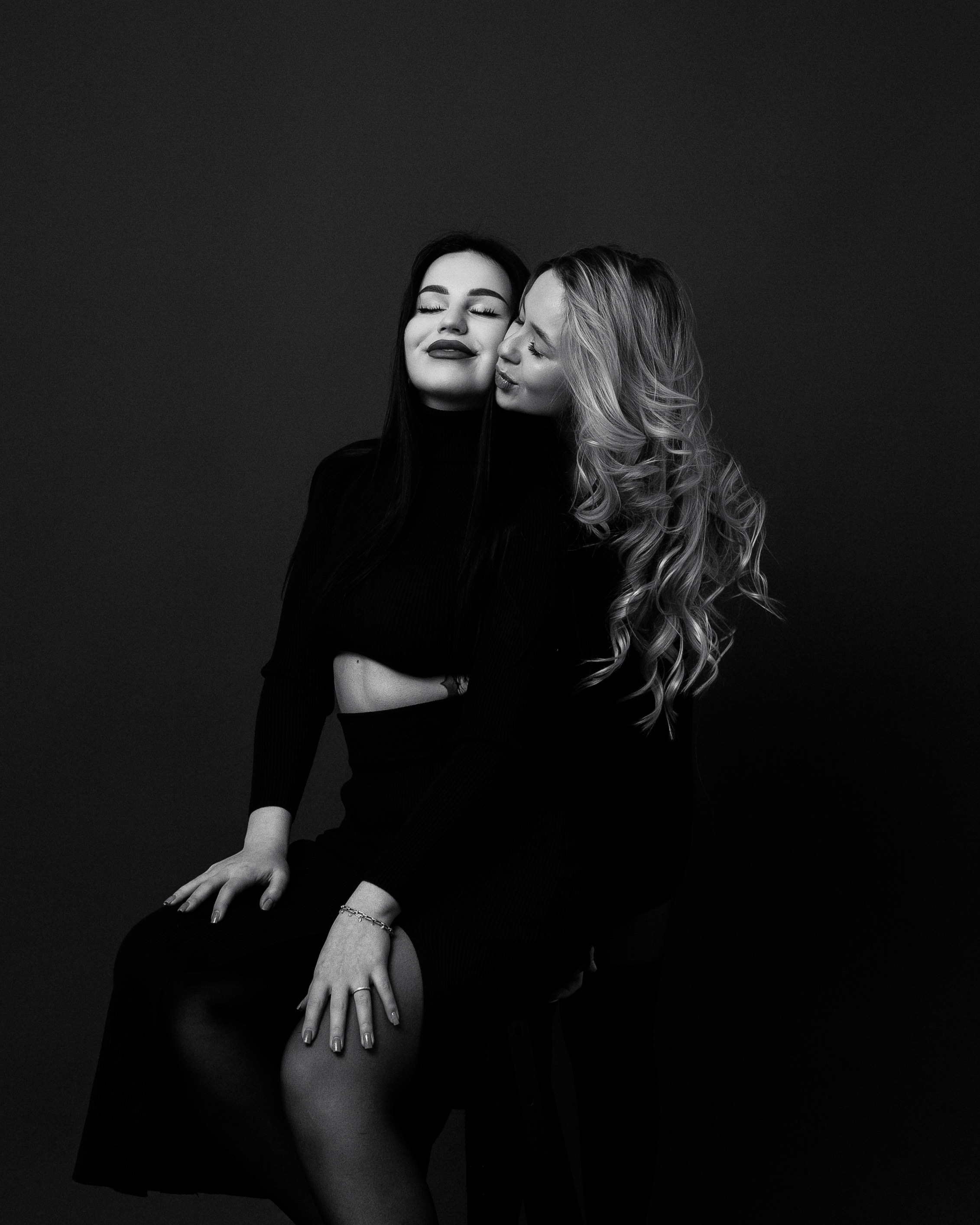 Девушки подруги черное белая фотография