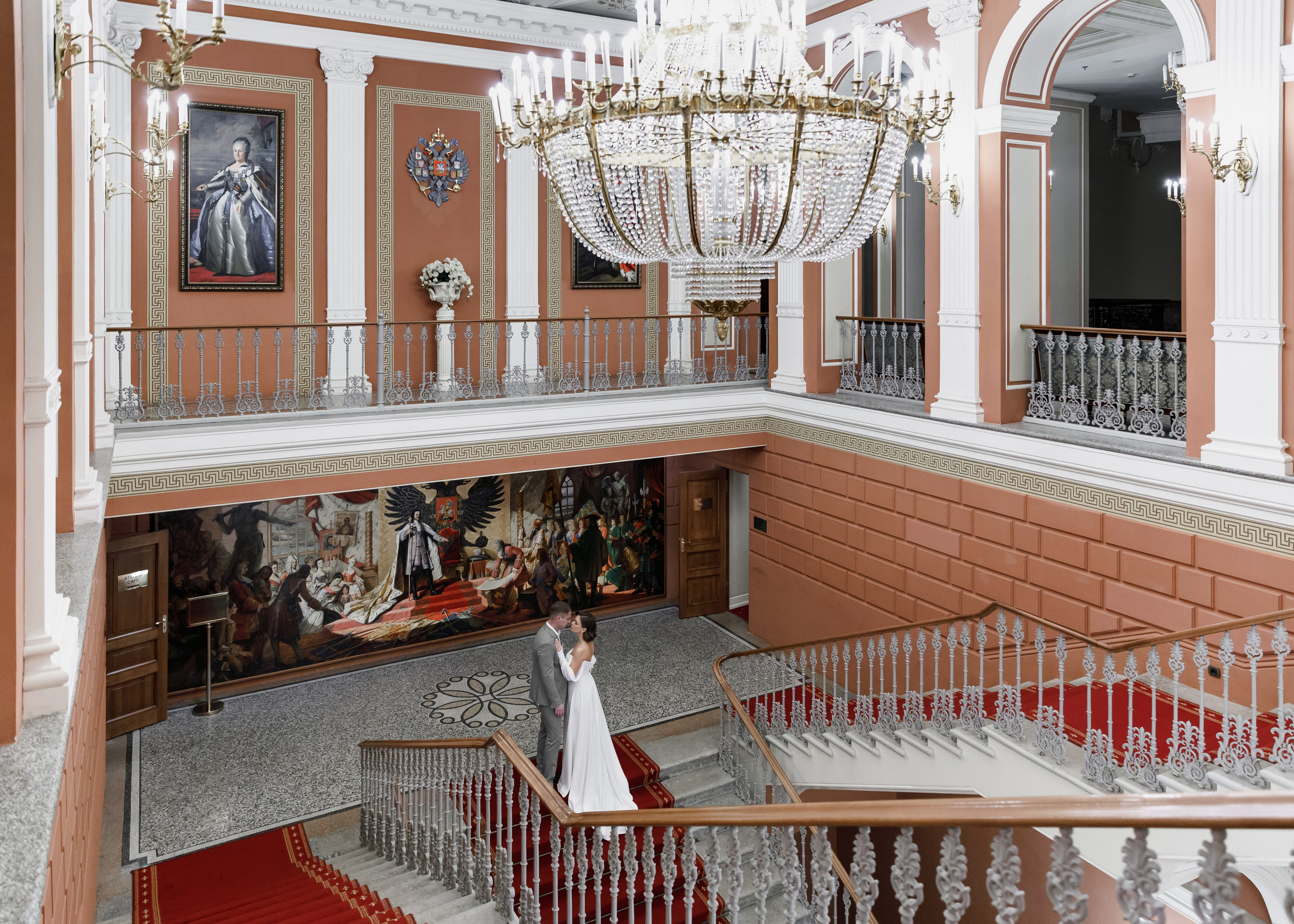 Портрет жениха и невесты в красивом интерьере.