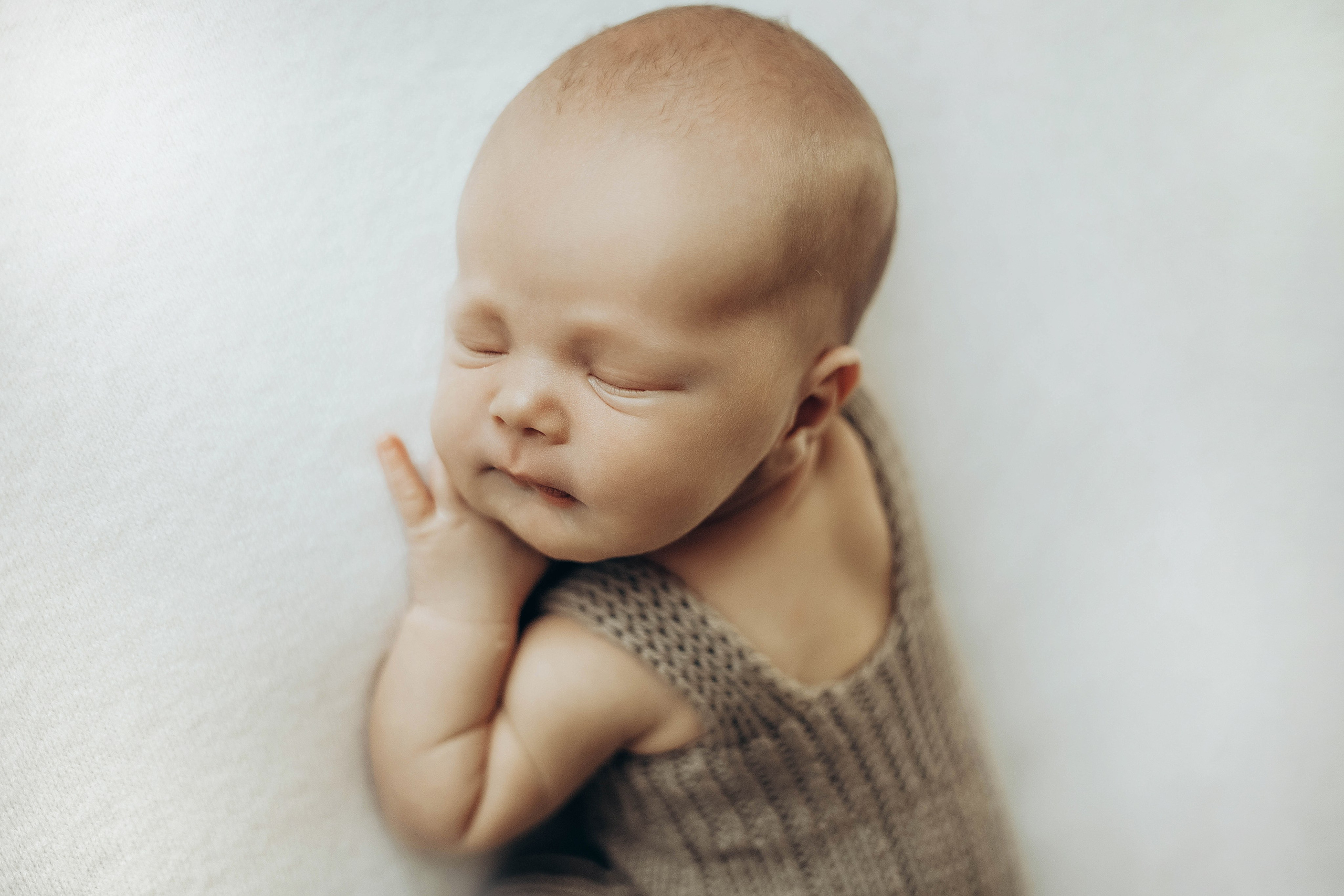 фотограф фотосессия ньюборн новорожденный малыш лайфстайл классический newborn фотосессия в краснодаре фотограф в краснодаре роды роддом фотограф малыш роды беременность