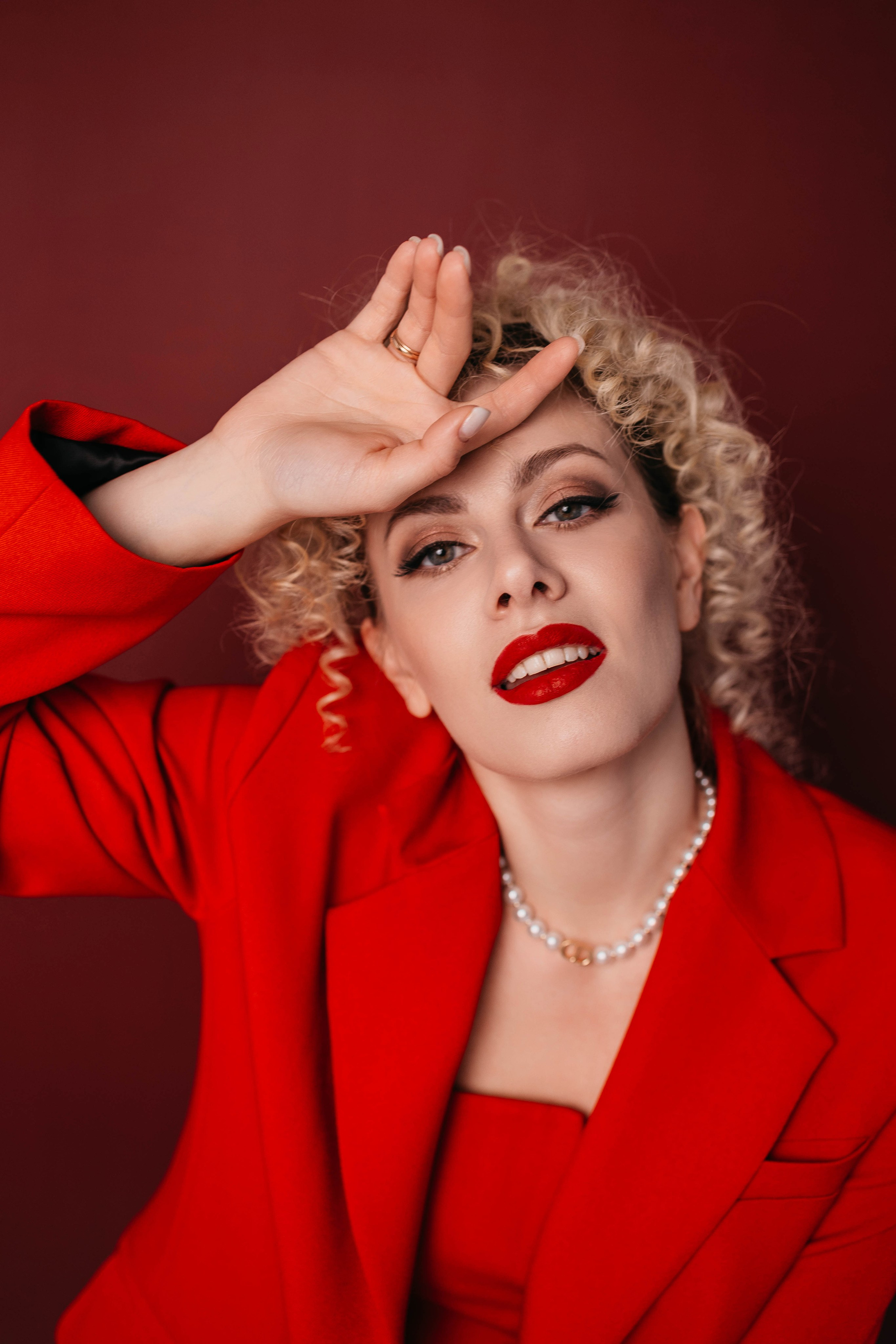 Ира в красном. Фотостудия Cute_photostudio в Твери. Фотограф в Твери Лагодная Яна