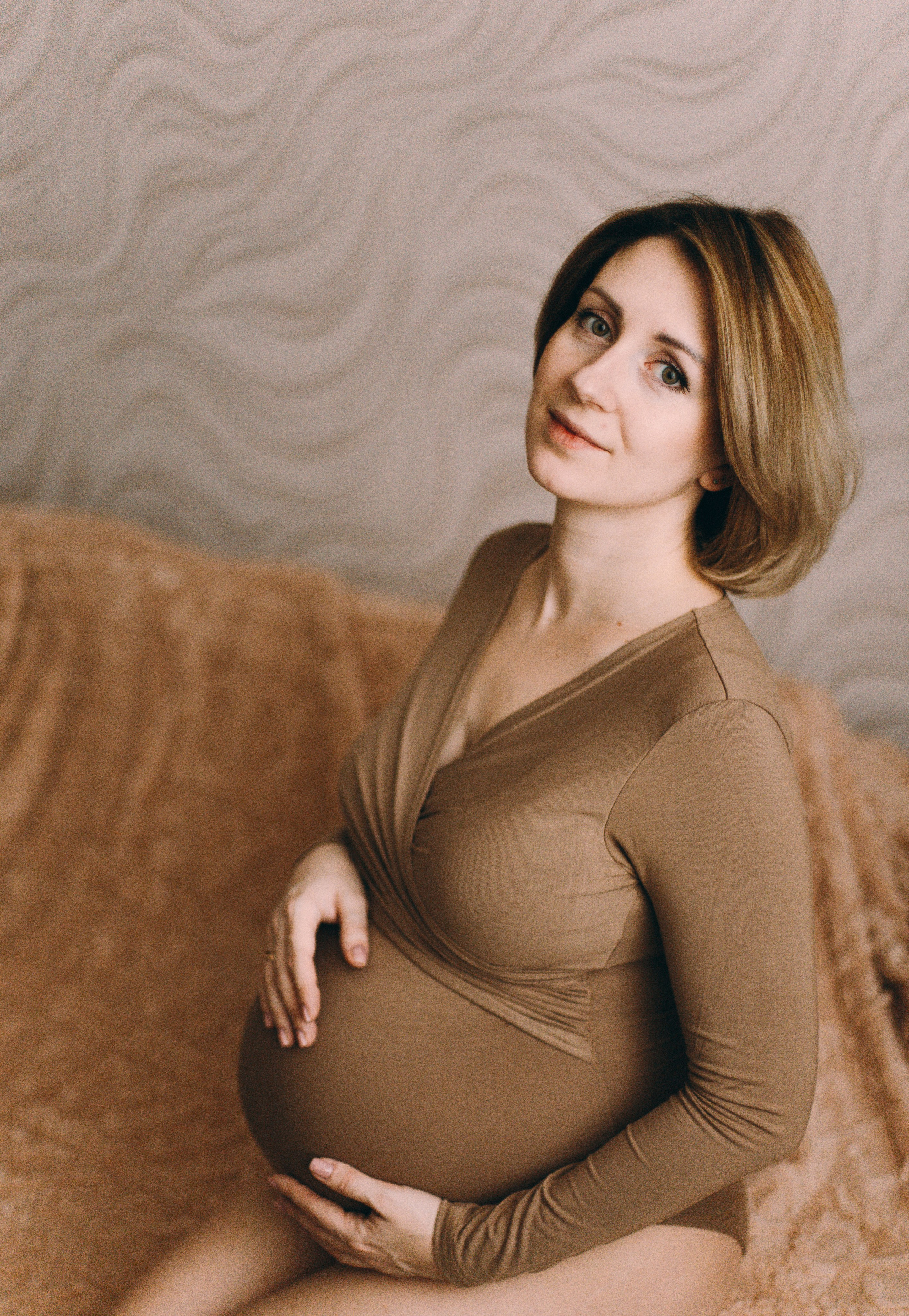 Домашняя съёмка беременности, фотосессия беременной девушки дома, беременная девушка в коричневом боди