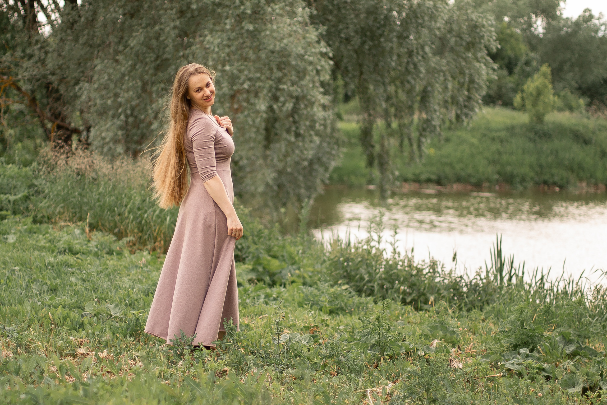 Фотосессия девушки летом, девушка с длинными волосами на берегу реки