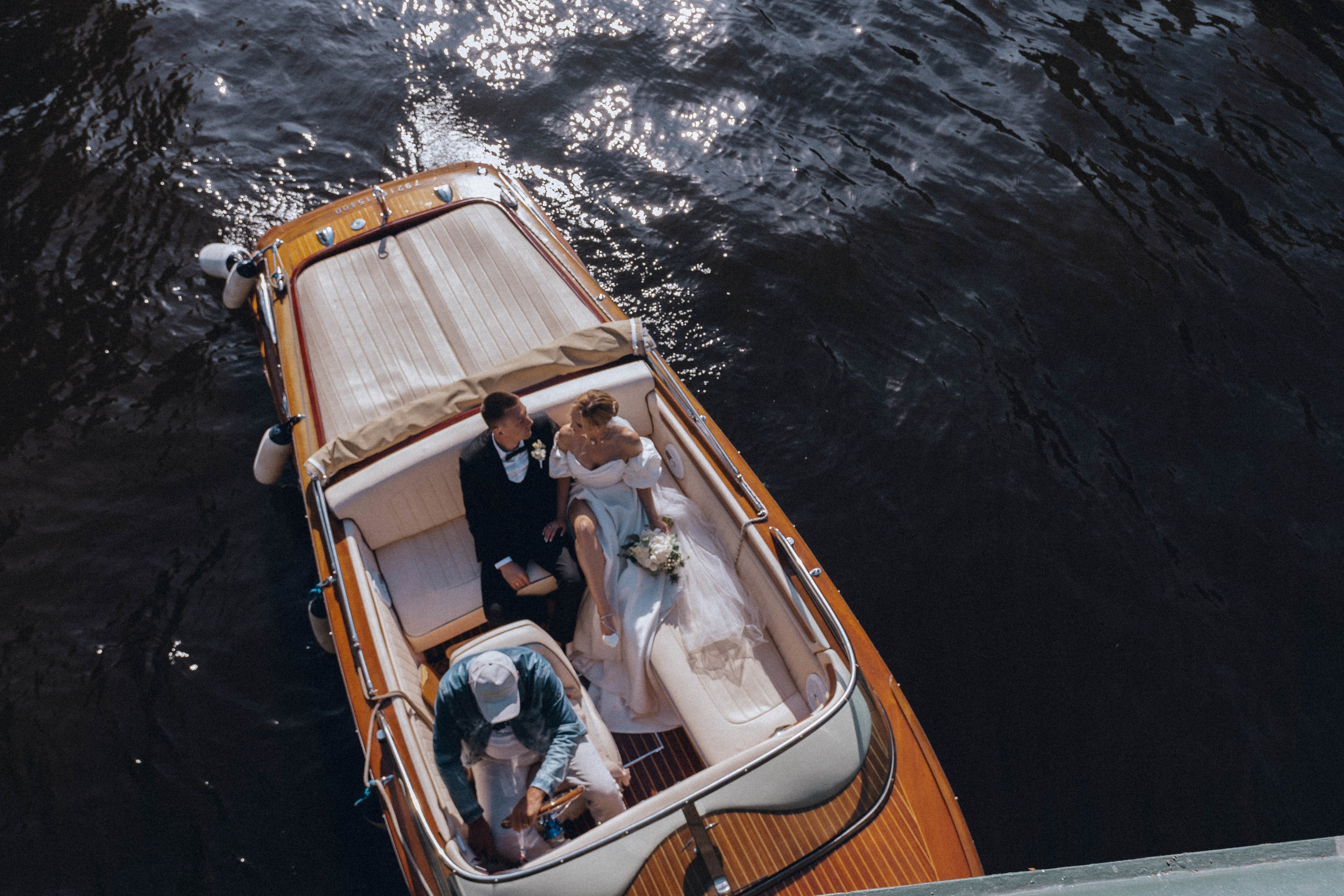 СВАДЕНБНАЯ СЬЕМКА НА КАТЕРЕ ПО КАНАЛАМ САНКТ-ПЕТЕРБУРГА И В АКВАТОРИИ НЕВЫ. Профессиональный фотограф, Санкт-Петербург — Виктория Богомолова