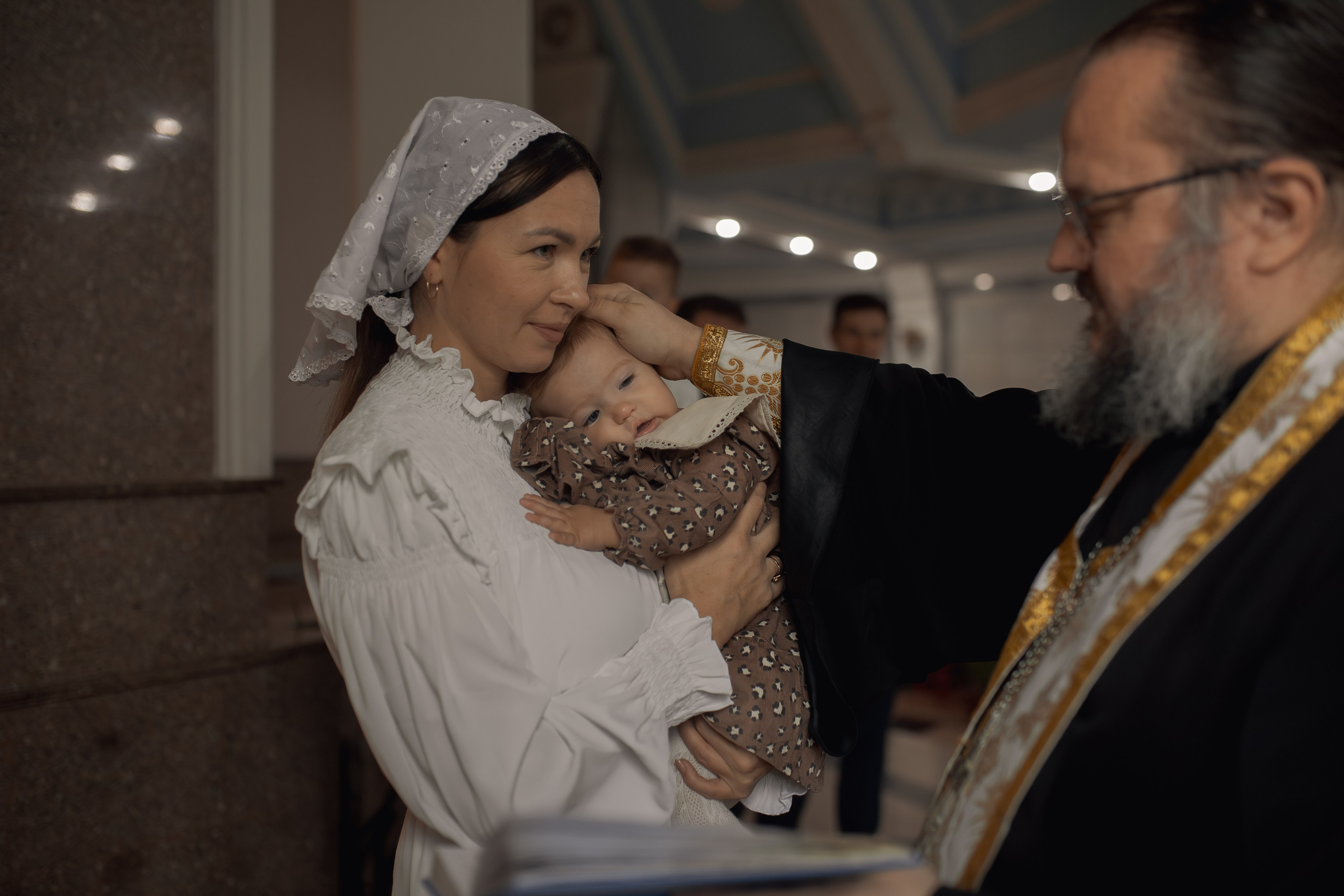 Иеромонах Михаил (Столяров) совершает таинство крещения в Ташкенте