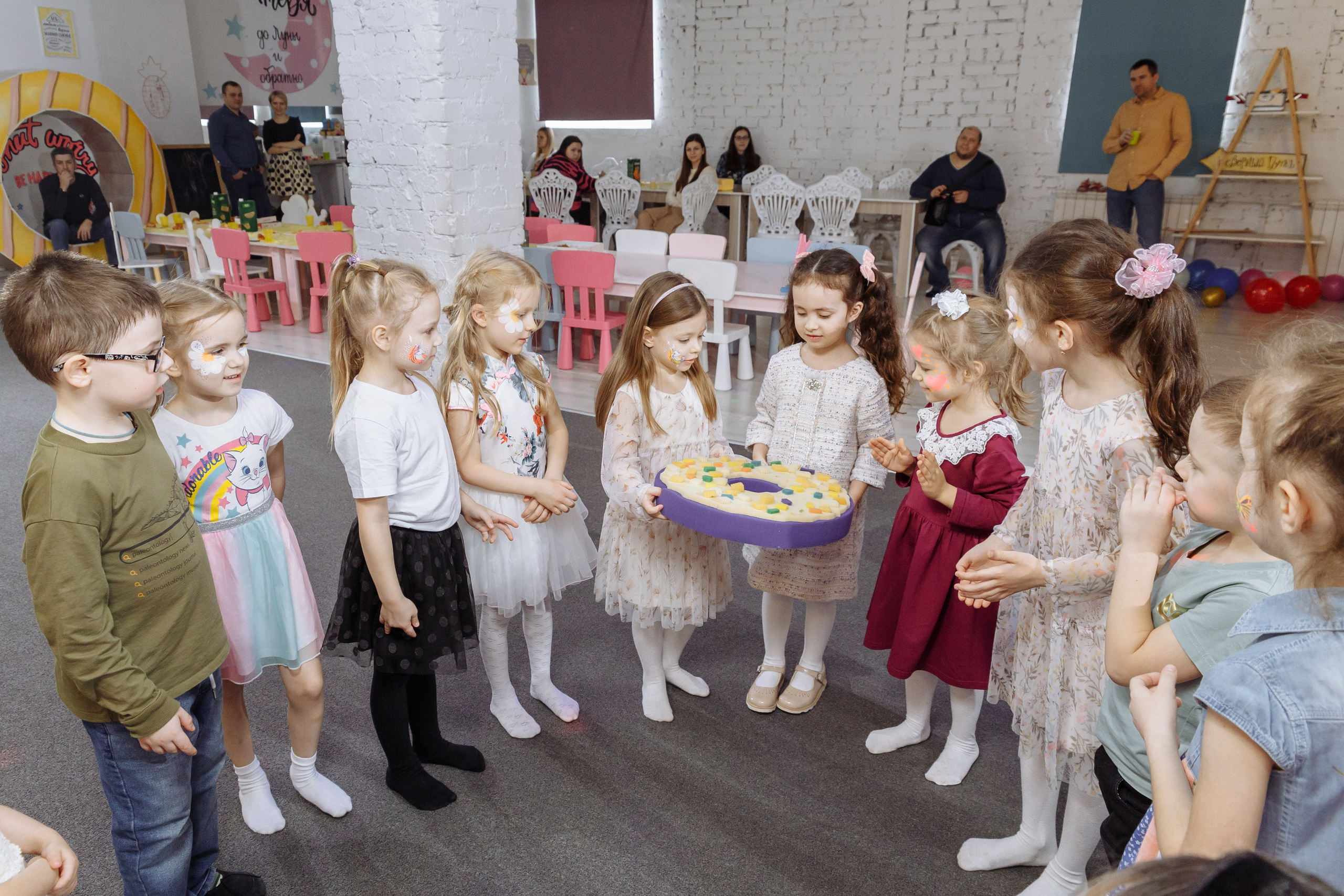 Олеся празднует свое 6 летие в компании Алисы, Чеширского кота и друзей. Событийный фотограф Максим Бескоровайновнов