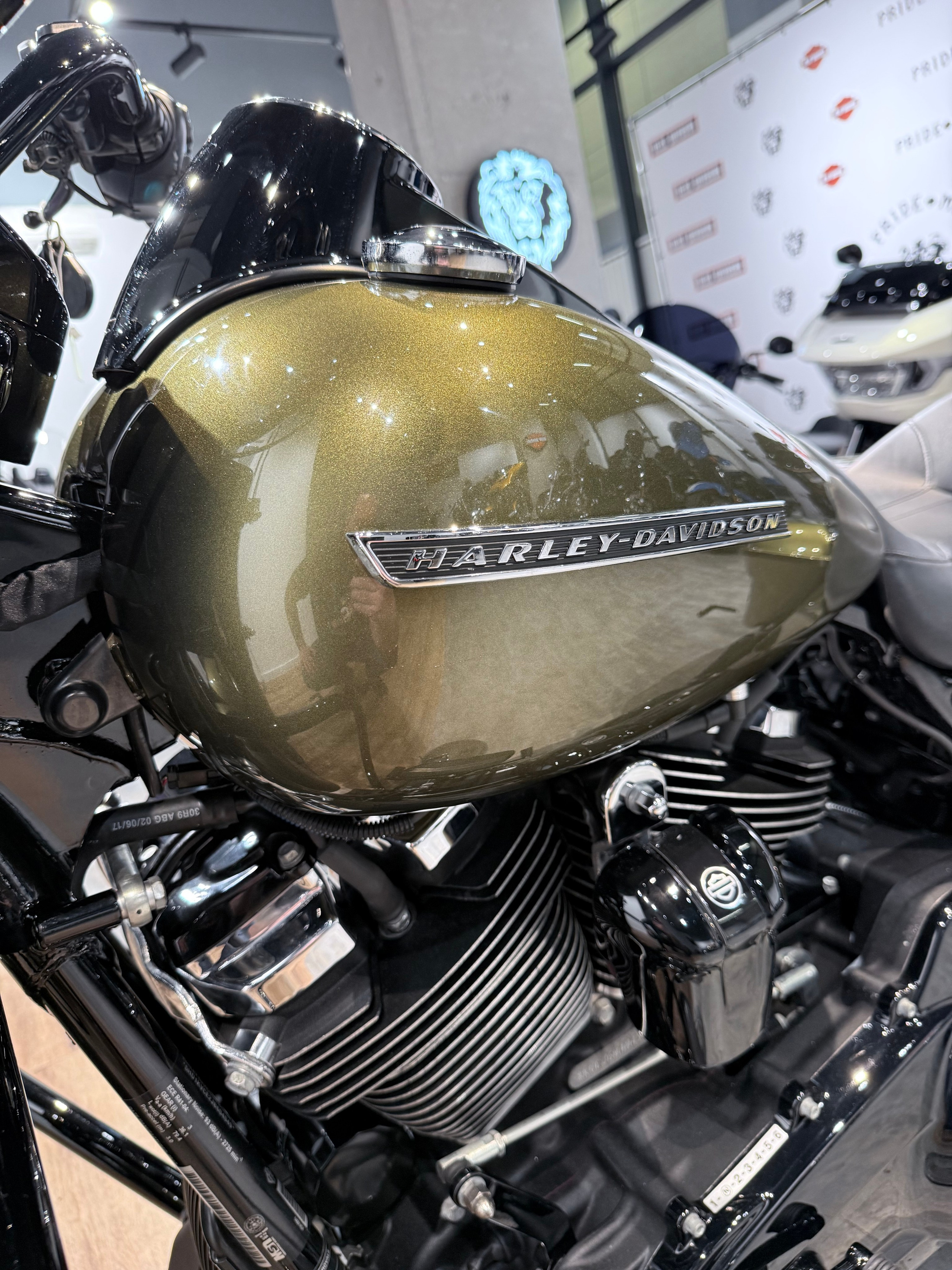 Купить Harley-Davidson 2017 Road King (Olive Gold) (Touring) — подробнее на сайте. Hello Davidson, Москва. Только хорошие мотоциклы…