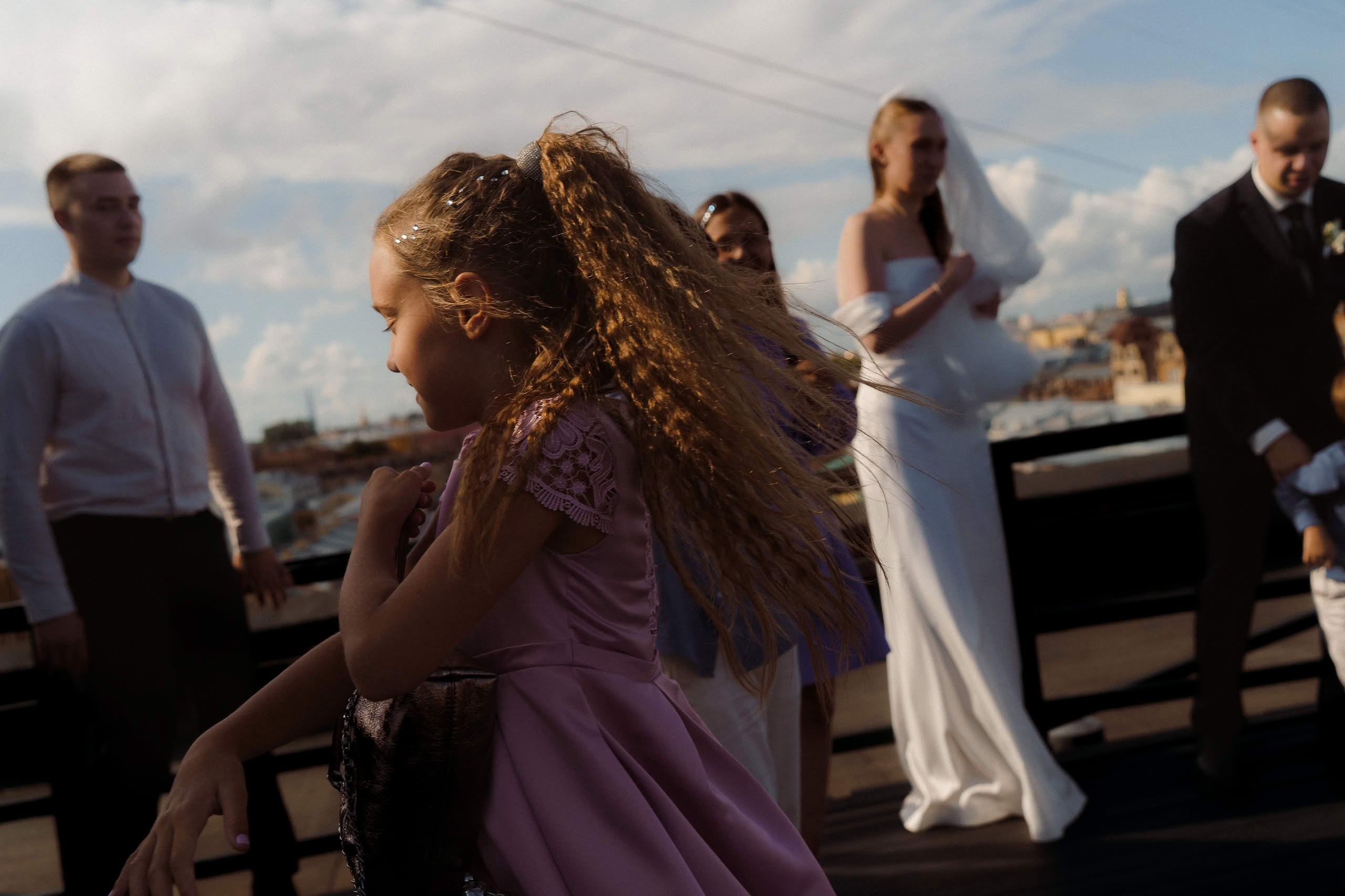 Анна и Илья с детьми и гостями на руфтопе Event Rest — свадебный банкет