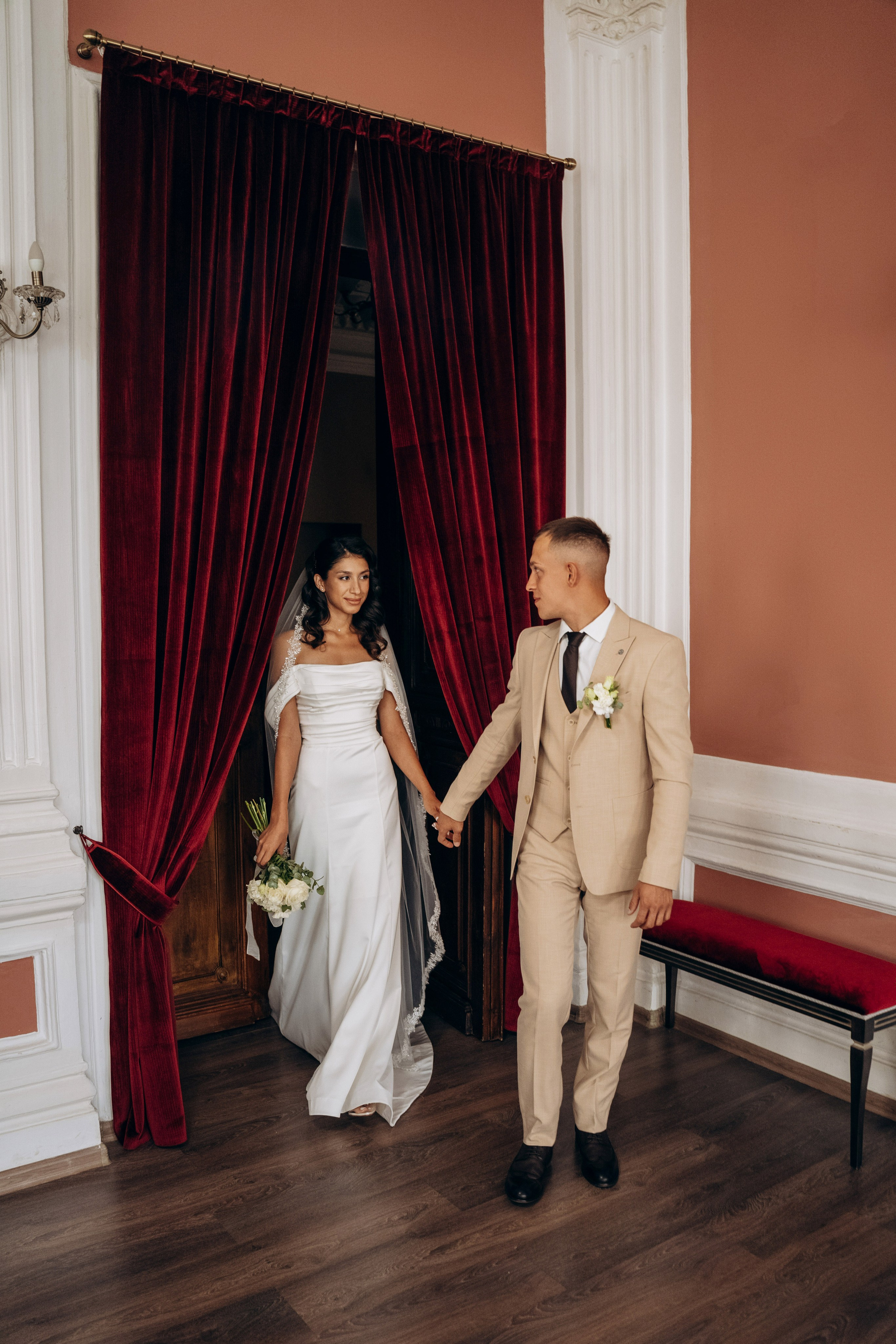 фотограф на свадьбу Казань, свадебная фотосессия театре, свадебное платье со шлейфом