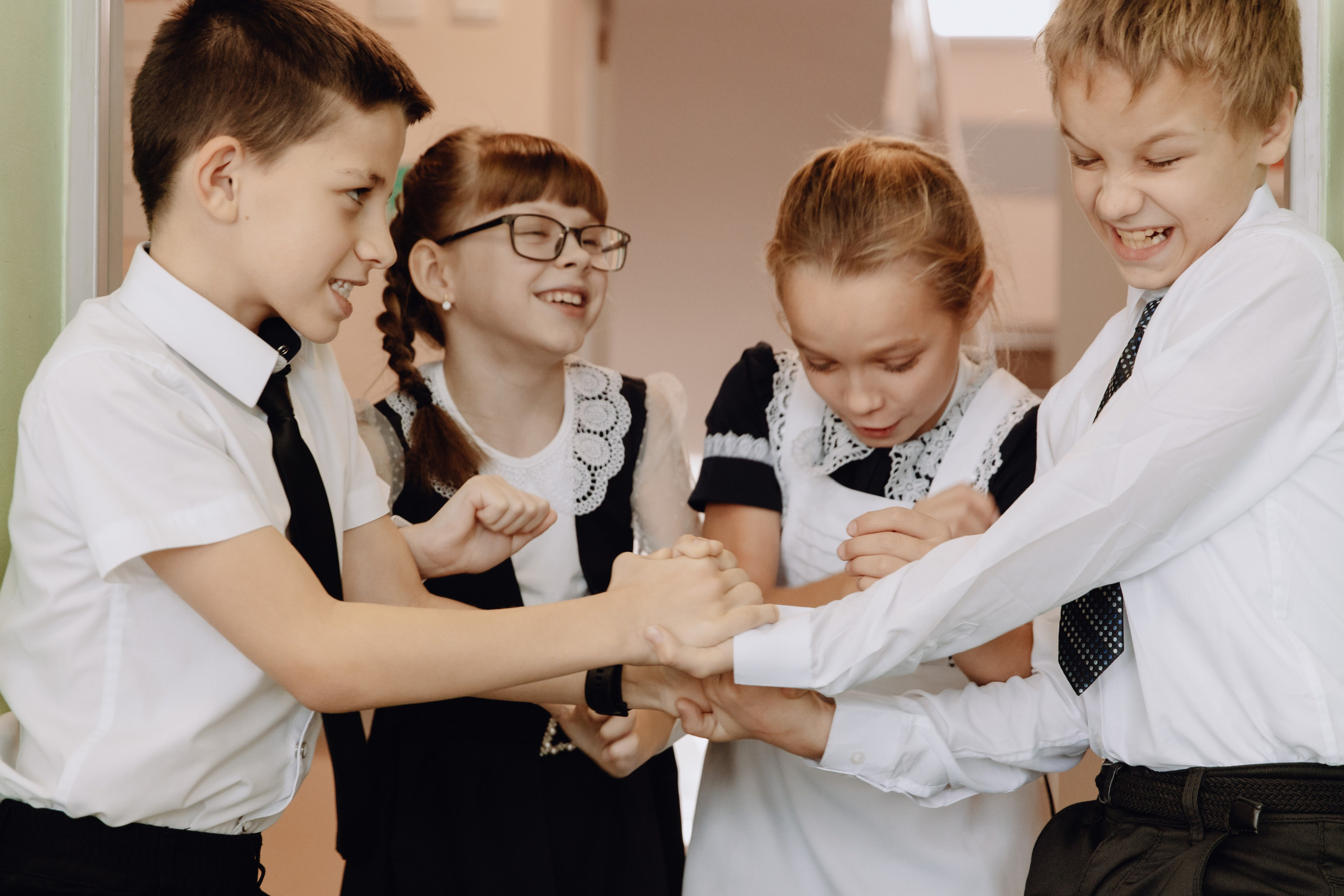 Школьные альбомы в Чернянке. Фотограф Максим Никонов