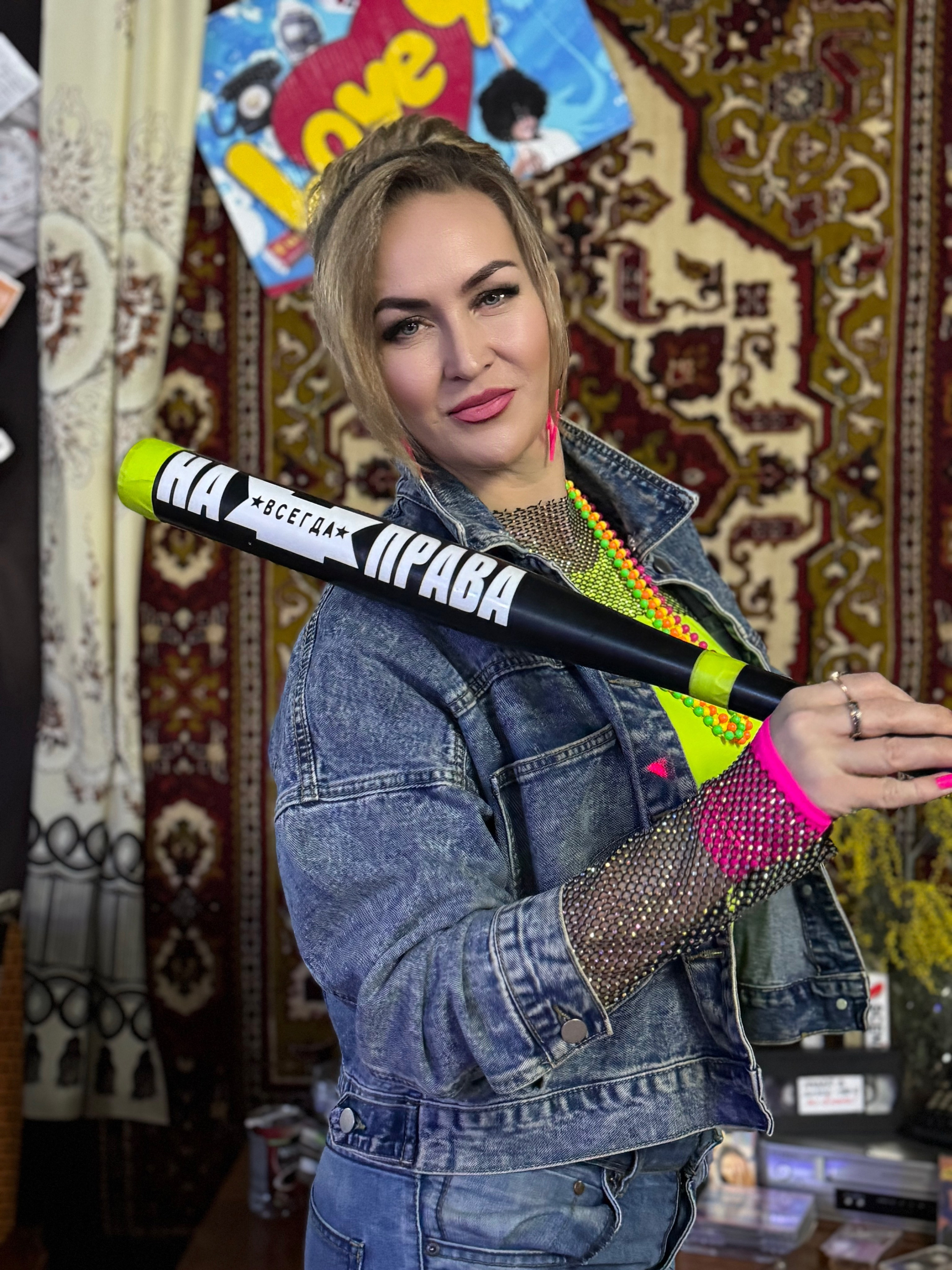 яркая девушка на фотосессии с битой в семикаракорске