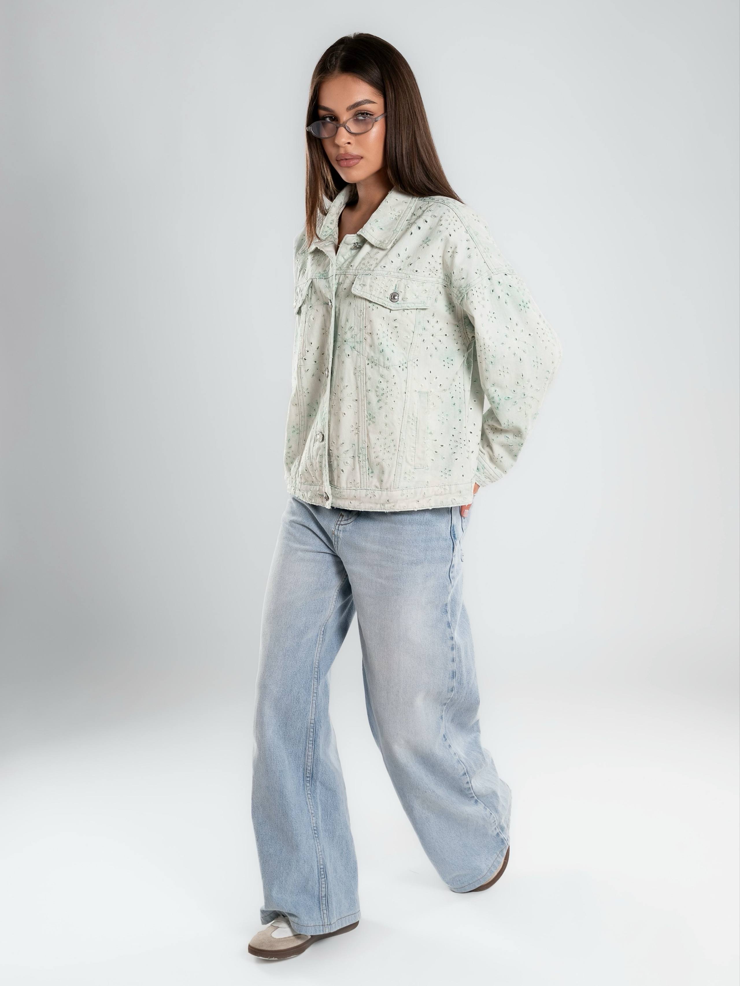 Джинсовые куртки на 2х моделях. Предметный фотограф, фото для маркетплейсов Пятигорск, КМВ