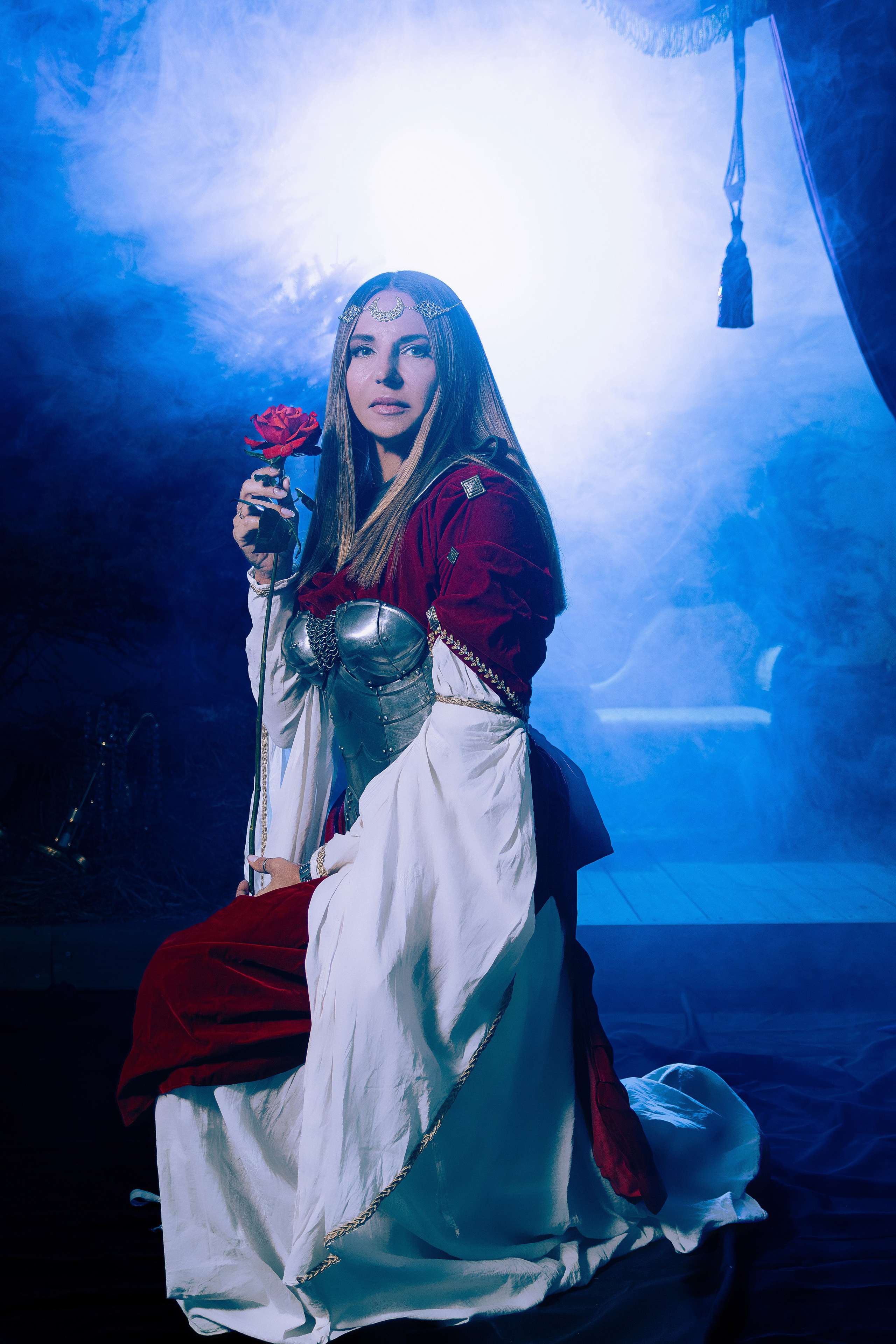 Женская фотосессия в Ростове-на-дону в образе воительницы с доспехами и мечом в поле.