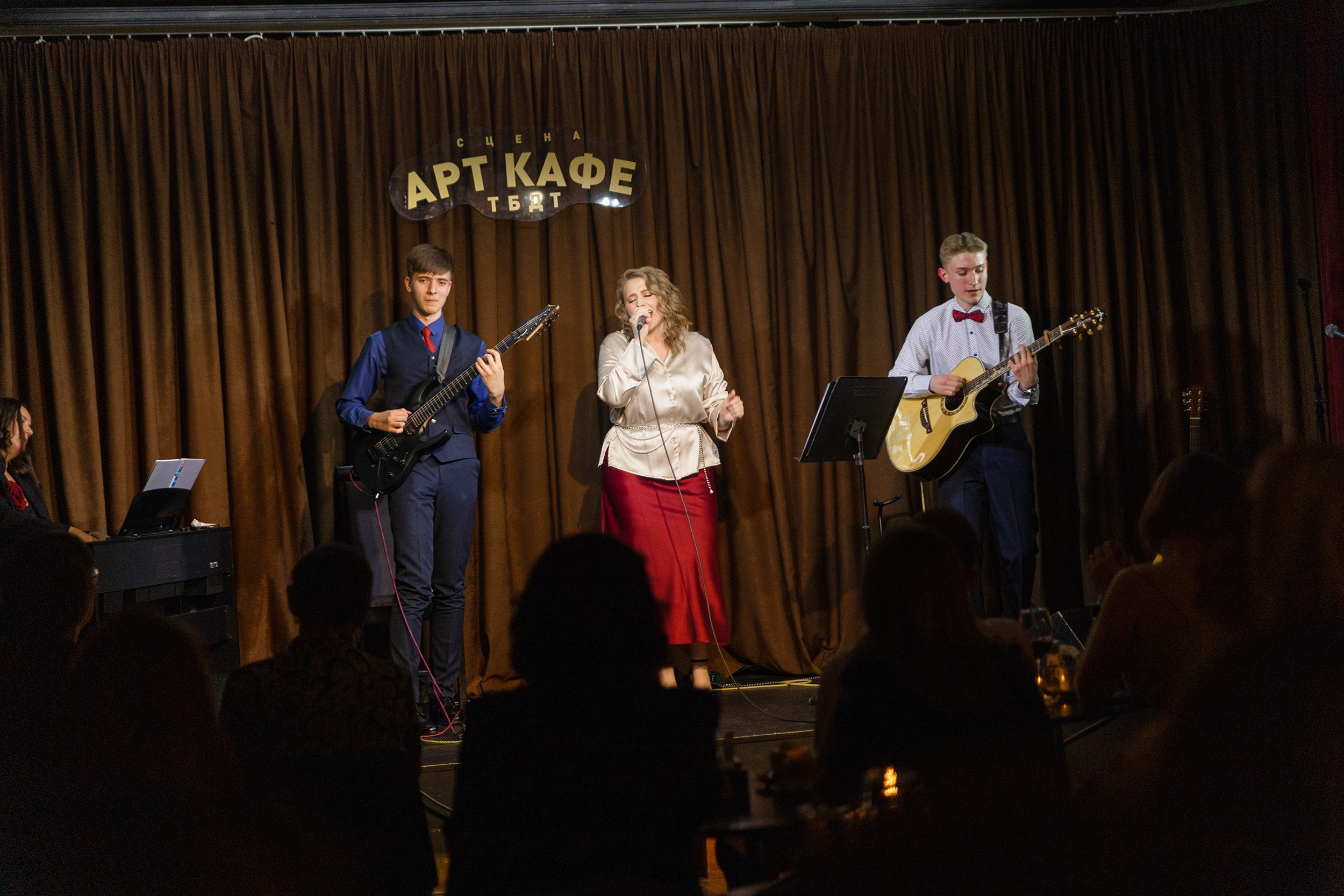 Выступление YOLO band в арт кафе. Фотограф Тюмень