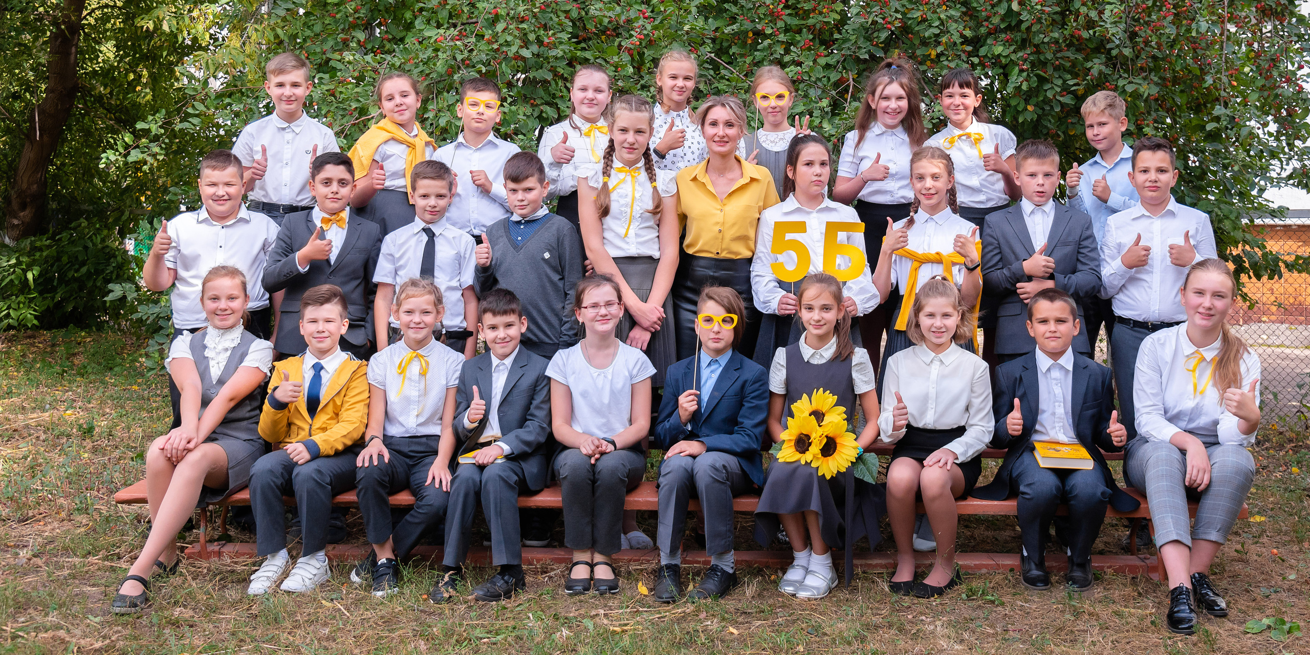 Общая фотография класса в желтых тонах