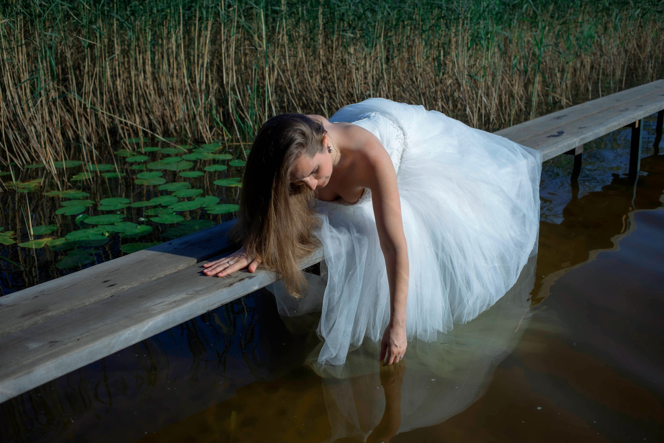Вторая жизнь свадебного платья: фотосессия на озере под Санкт-Петербургом. Портретные фотосессии, контент-съемки, репортаж