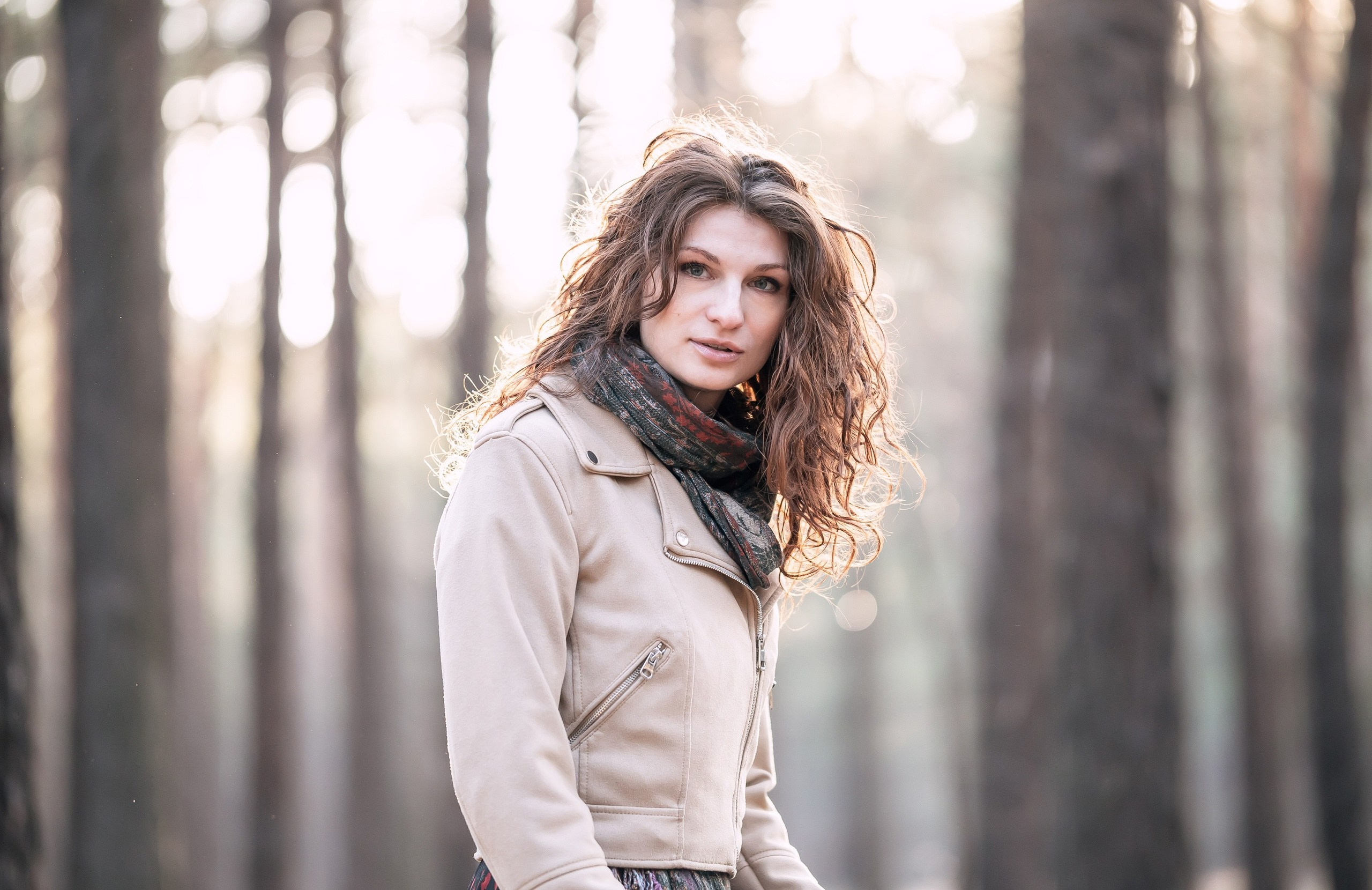 Прогулочная фотосессия в лесу