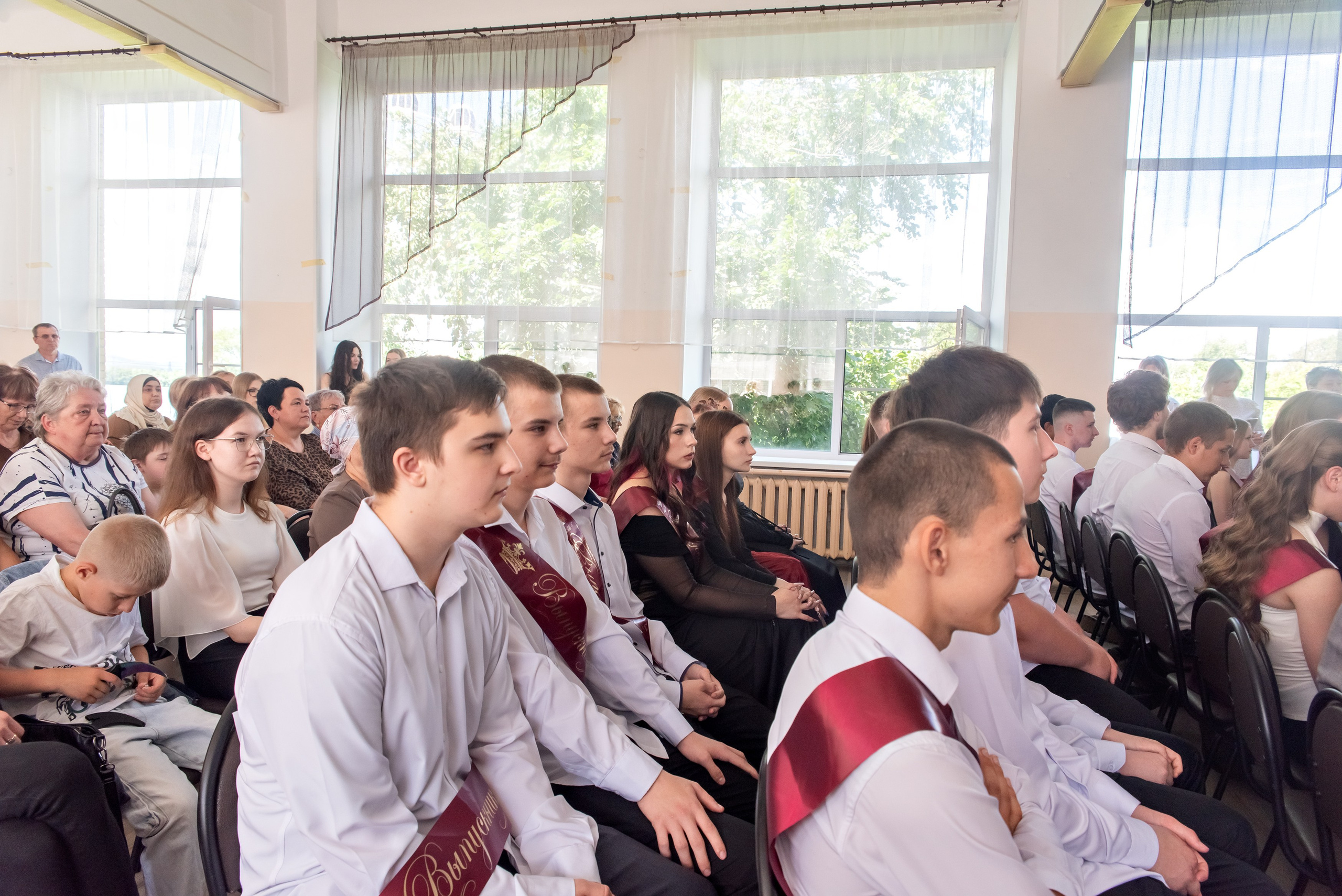 Выпускной школы № 3 вручение аттестатов в актовом зале. Свадебный и семейный фотограф в Кыштыме Челябинске Марина Шигапова
