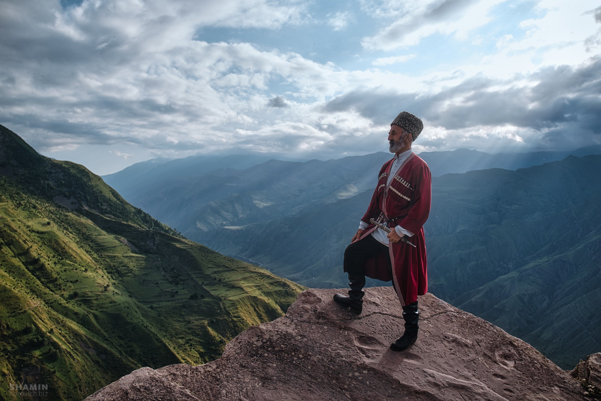Фотографии горного Дагестана: величественные каньоны, изумрудные реки, древние башни и террасные склоны. Природа и архитектура республики в мягком свете рассветов и закатов, снятые с дрона и земли, передающие дух и масштаб Кавказа. Фотограф Константин Шамин