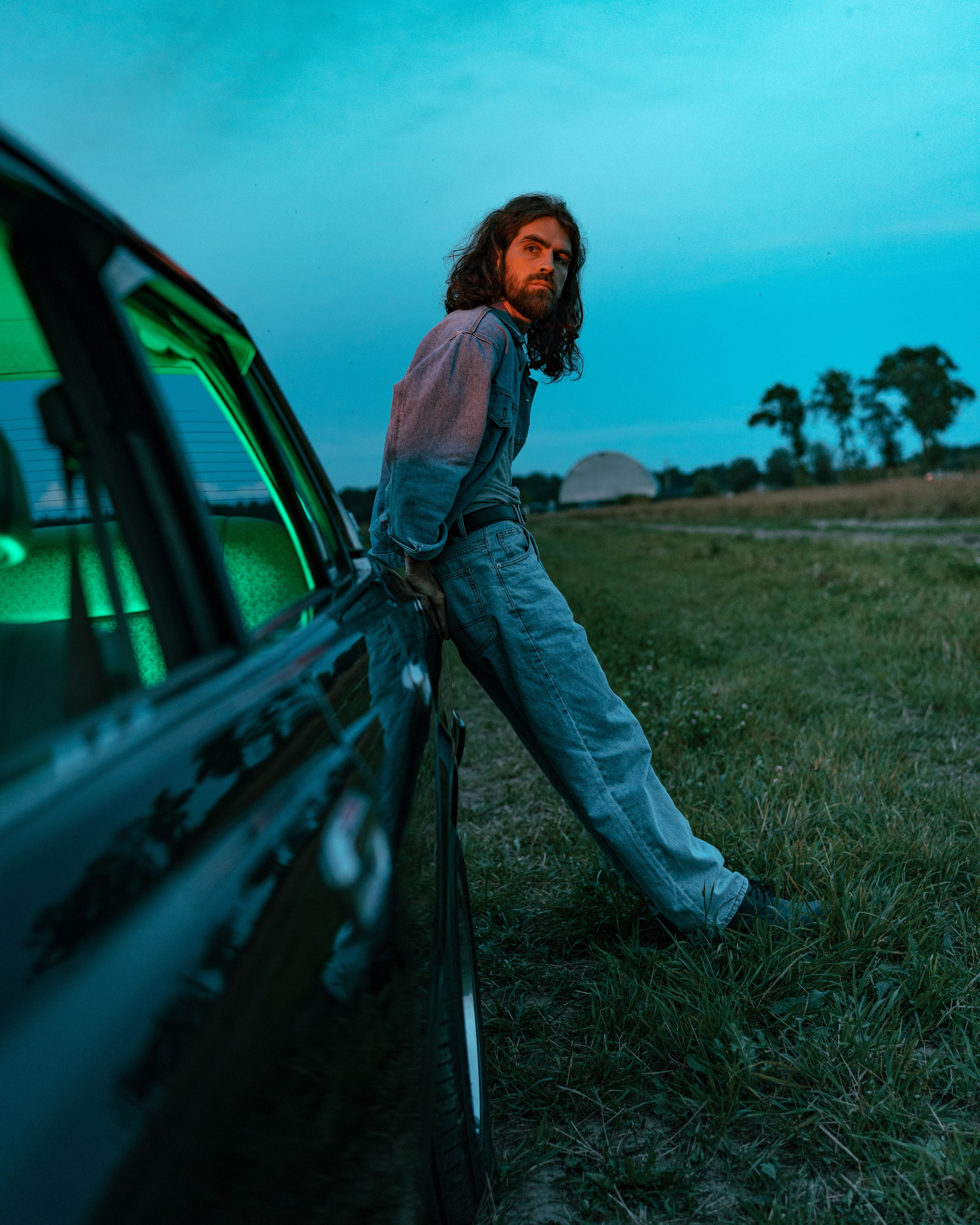 Фотосессия парня с автомобилем. Портретный фотограф Санкт-Петербург Арнольд