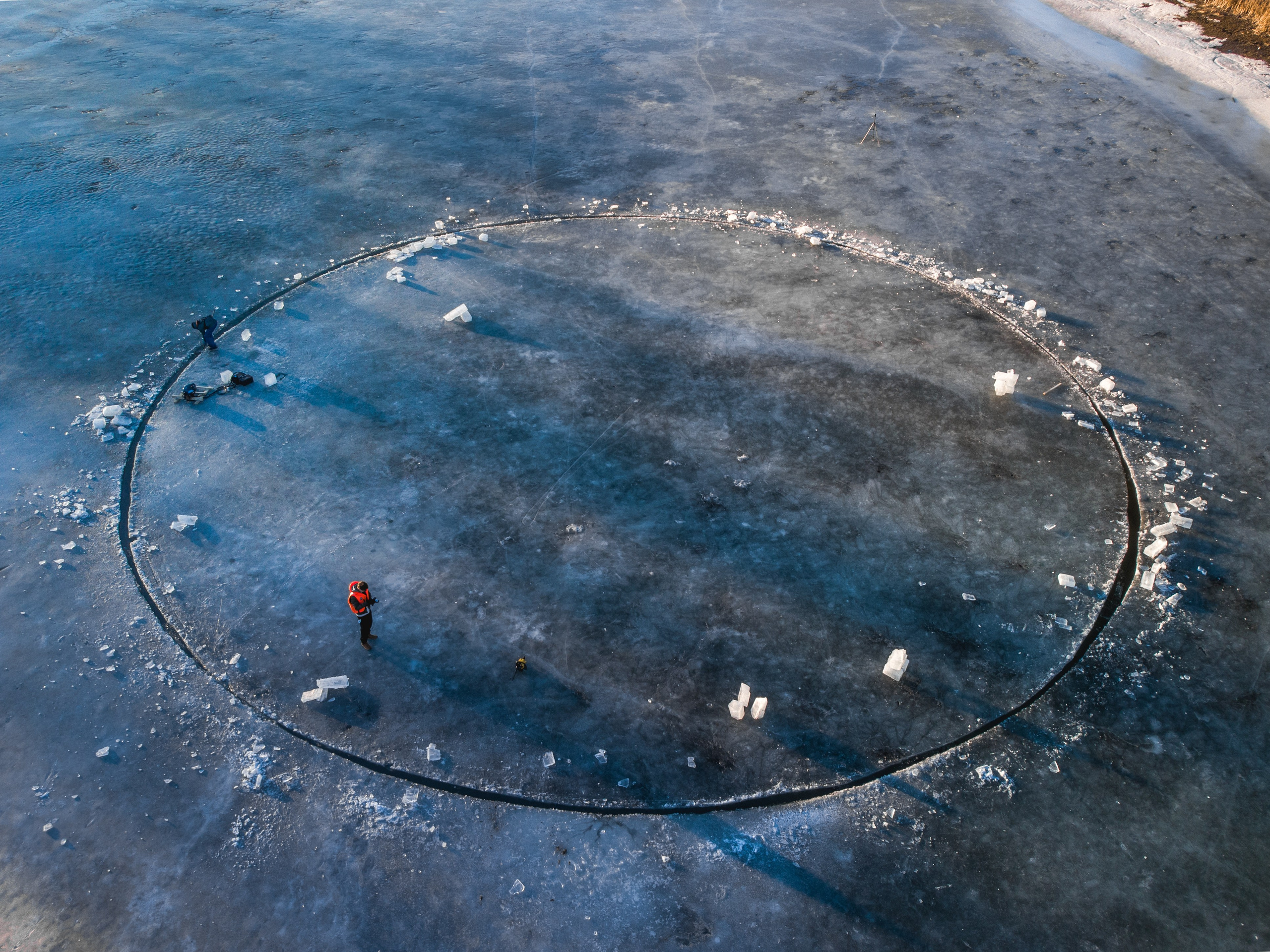 замерзшая река, лёд, круг, человек в спасательном жилете, Некрасово, Малые соли