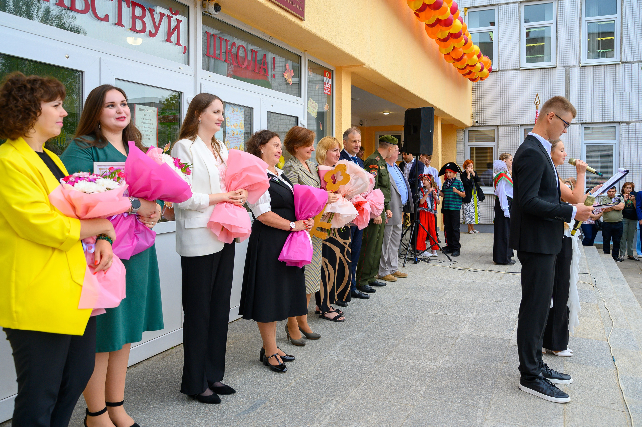 Вот звучит первый звонок, перед этим долгое приготовление к новому этапу в жизни, Яромир идет в школу. Фотоуслуги, услуги фотографа, фотографирование важных событий