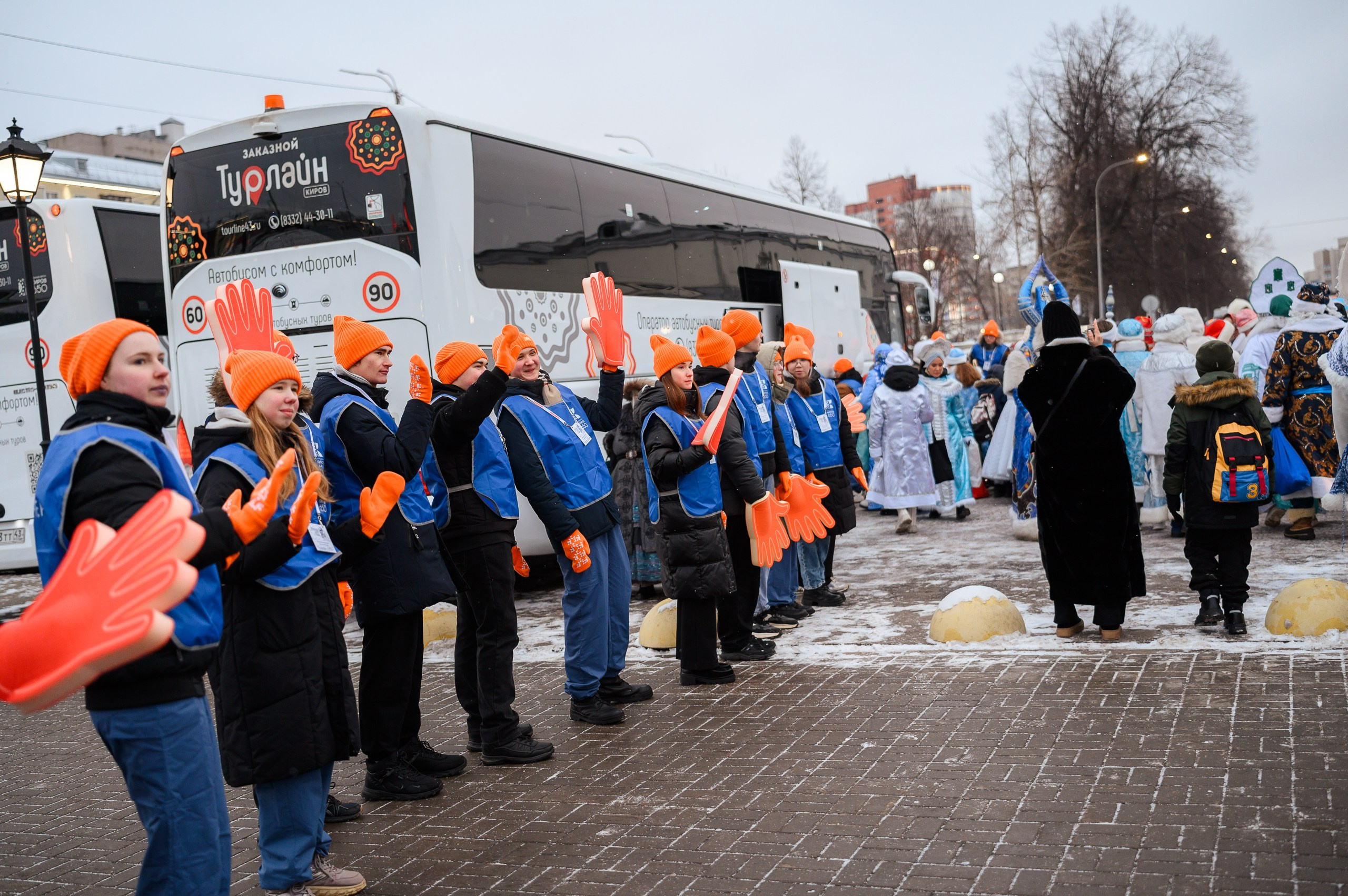 Новогодние волонтеры | Открытие Новогодней столицы Кирова 2025. Репортажный фотограф в Кирове Александр Лутошкин