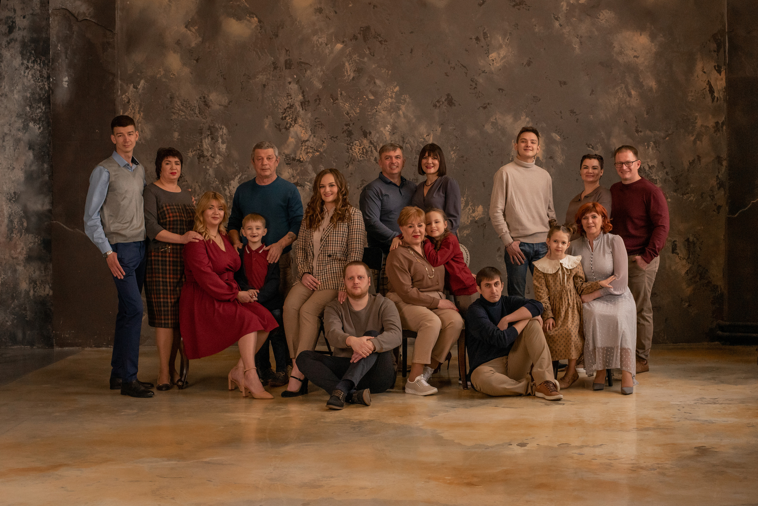 Нескольких поколений семей на одной фотографии, именно эти снимки — настоящие семейные реликвии, поскольку на долго сохраняют в памяти то, что не вечно…