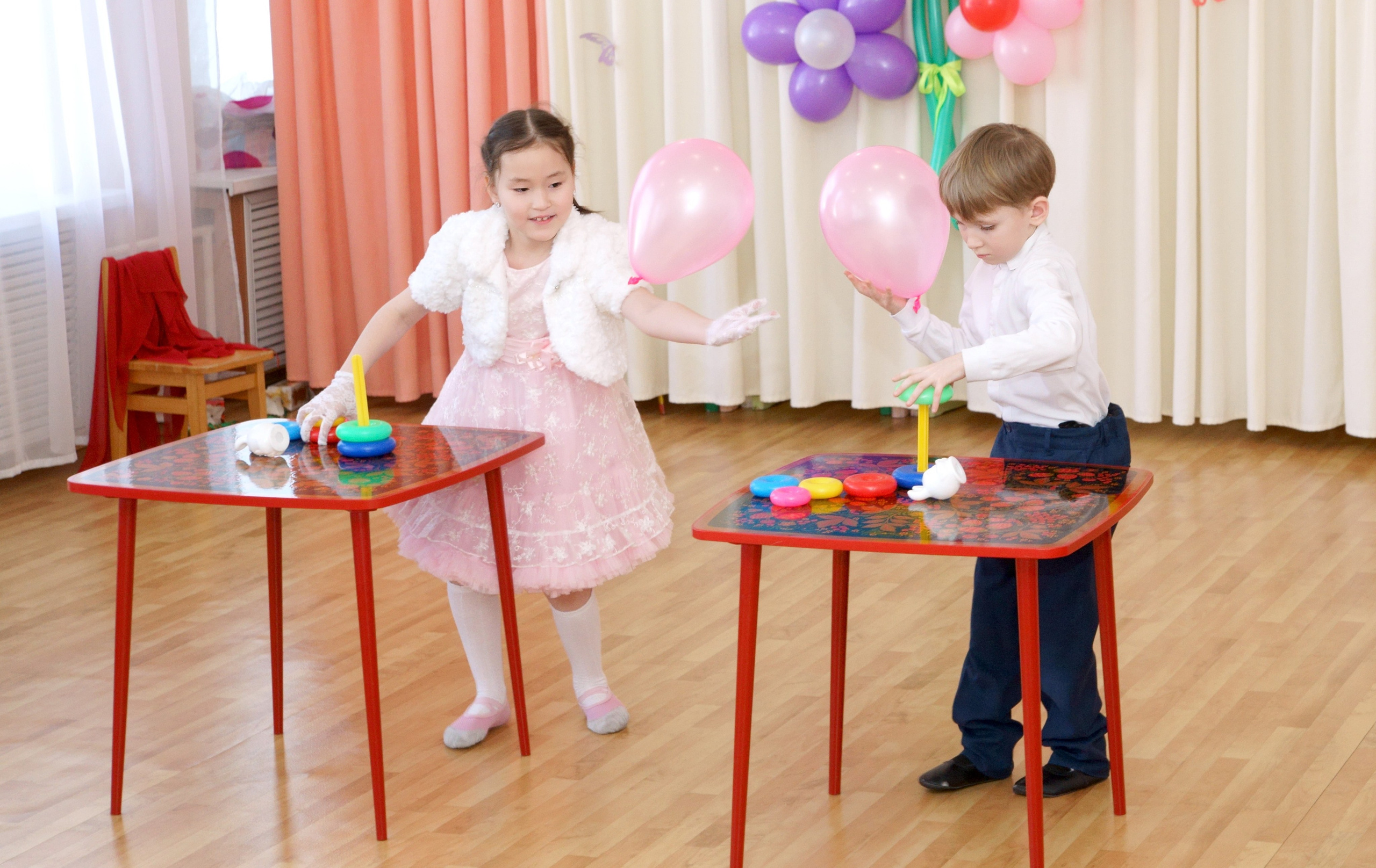 Съемка утренника в детском саду - игра с шариками