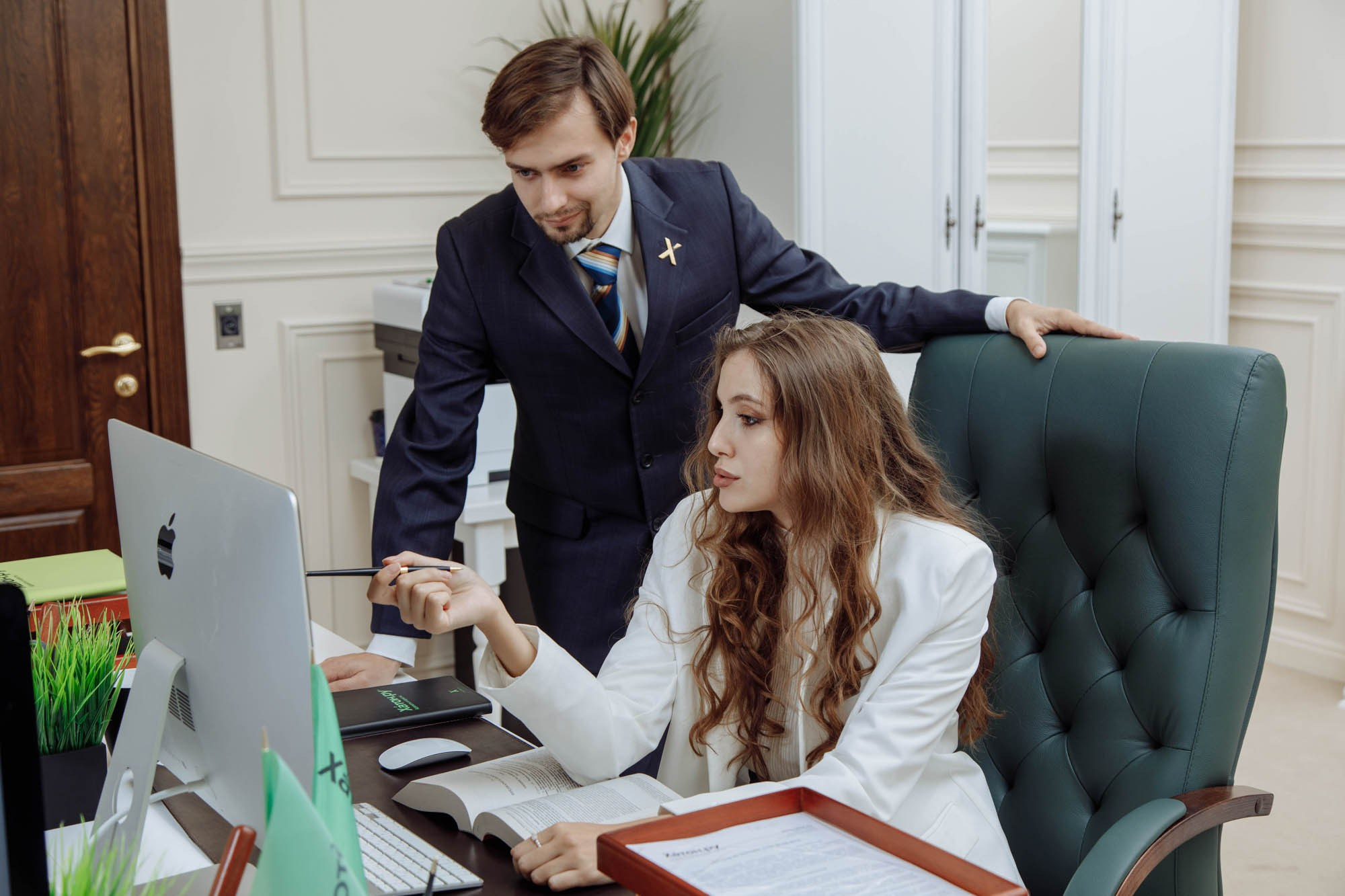 Команда юристов обсуждает проект. Деловая фотосъемка для компании.