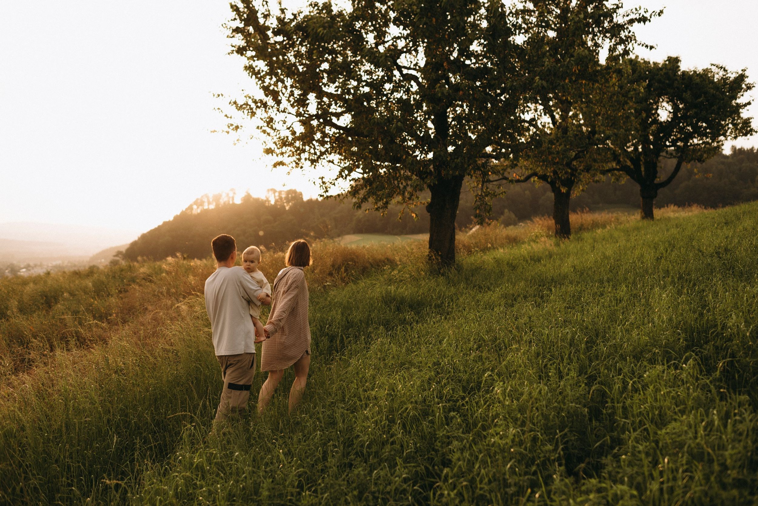Polina Sobol — family & documentary photographer in Bern. Outdoor & urban photo sessions for families, kids and couples