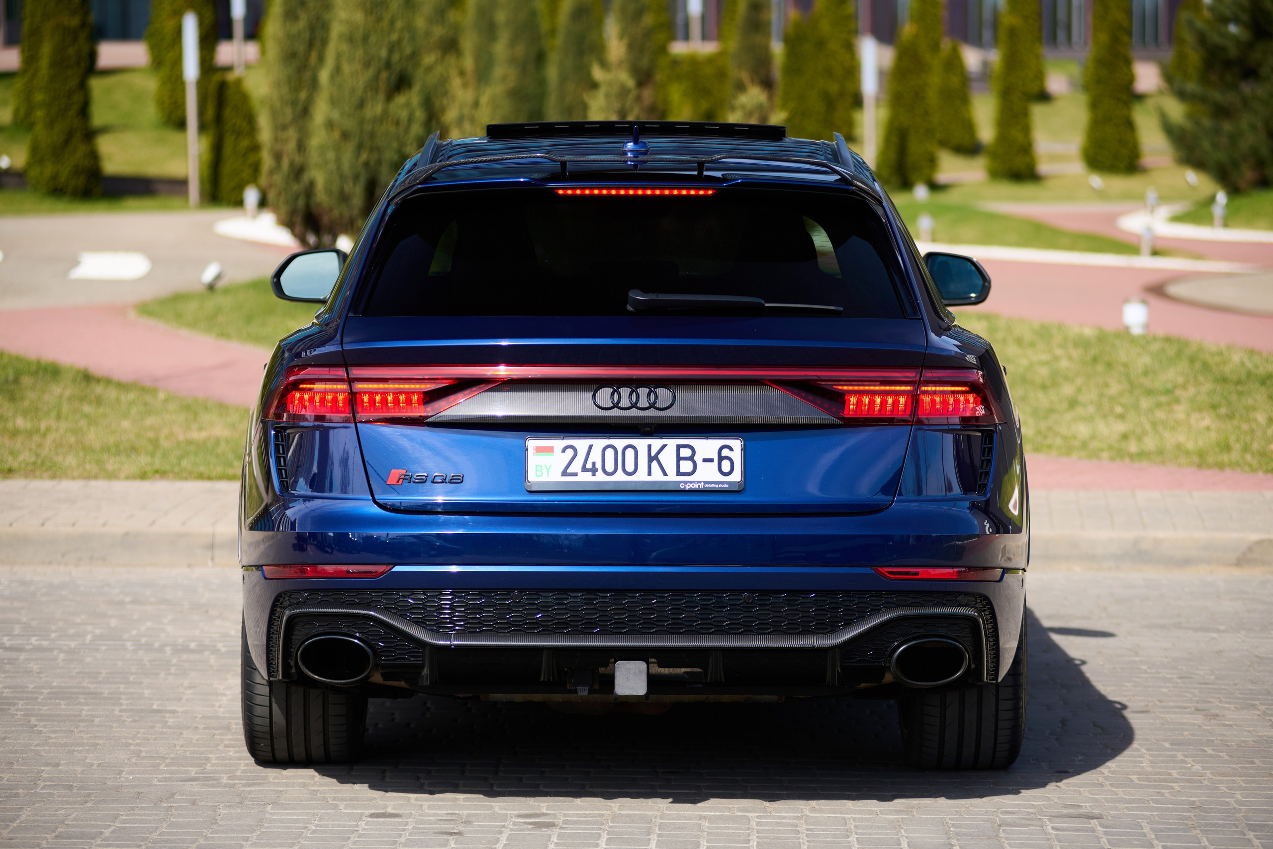 Audi RS Q8 сзади, прямой ракурс
