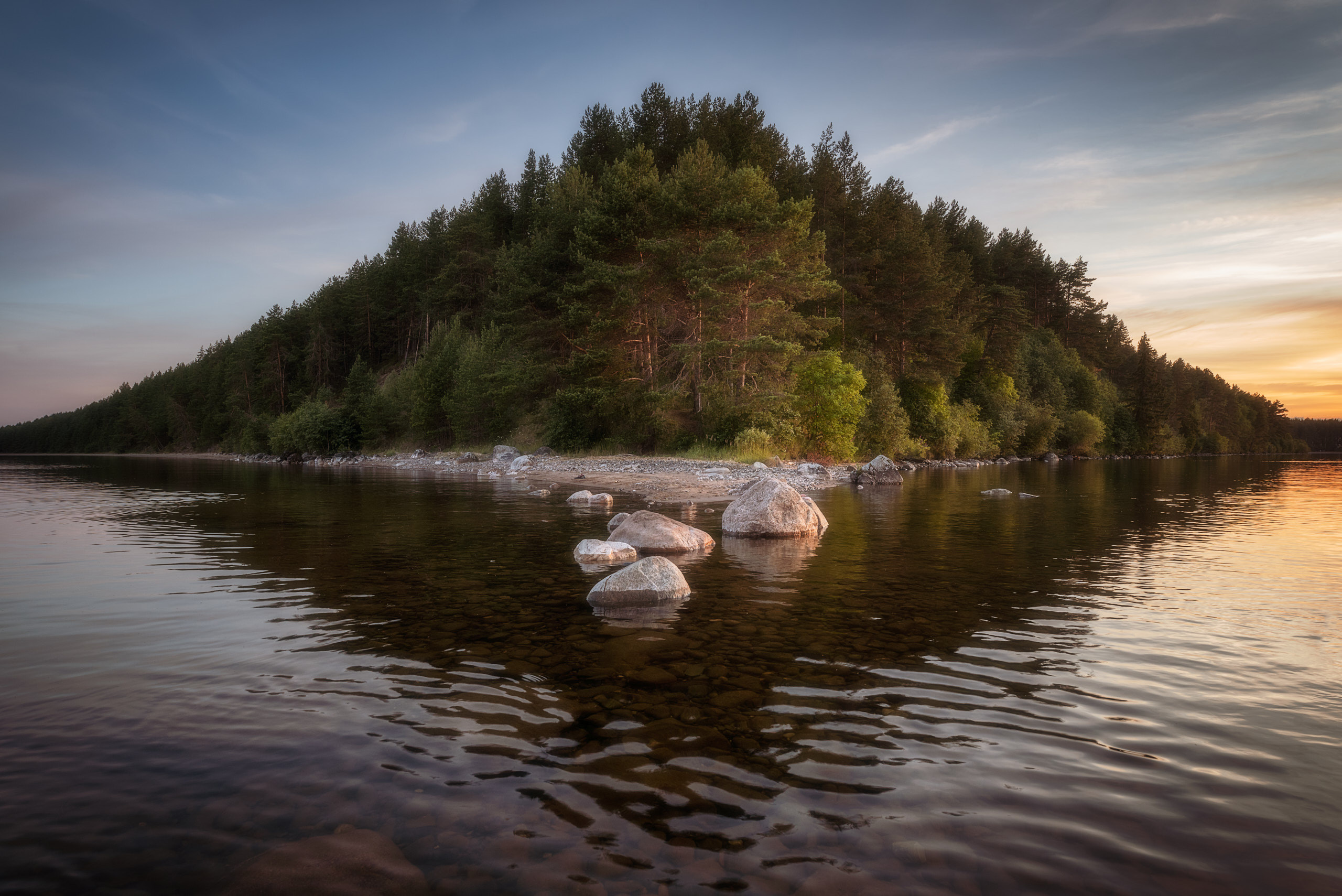 Республика Карелия, полуостров Клим. Клим мыс в Онежском озере. Лебещина