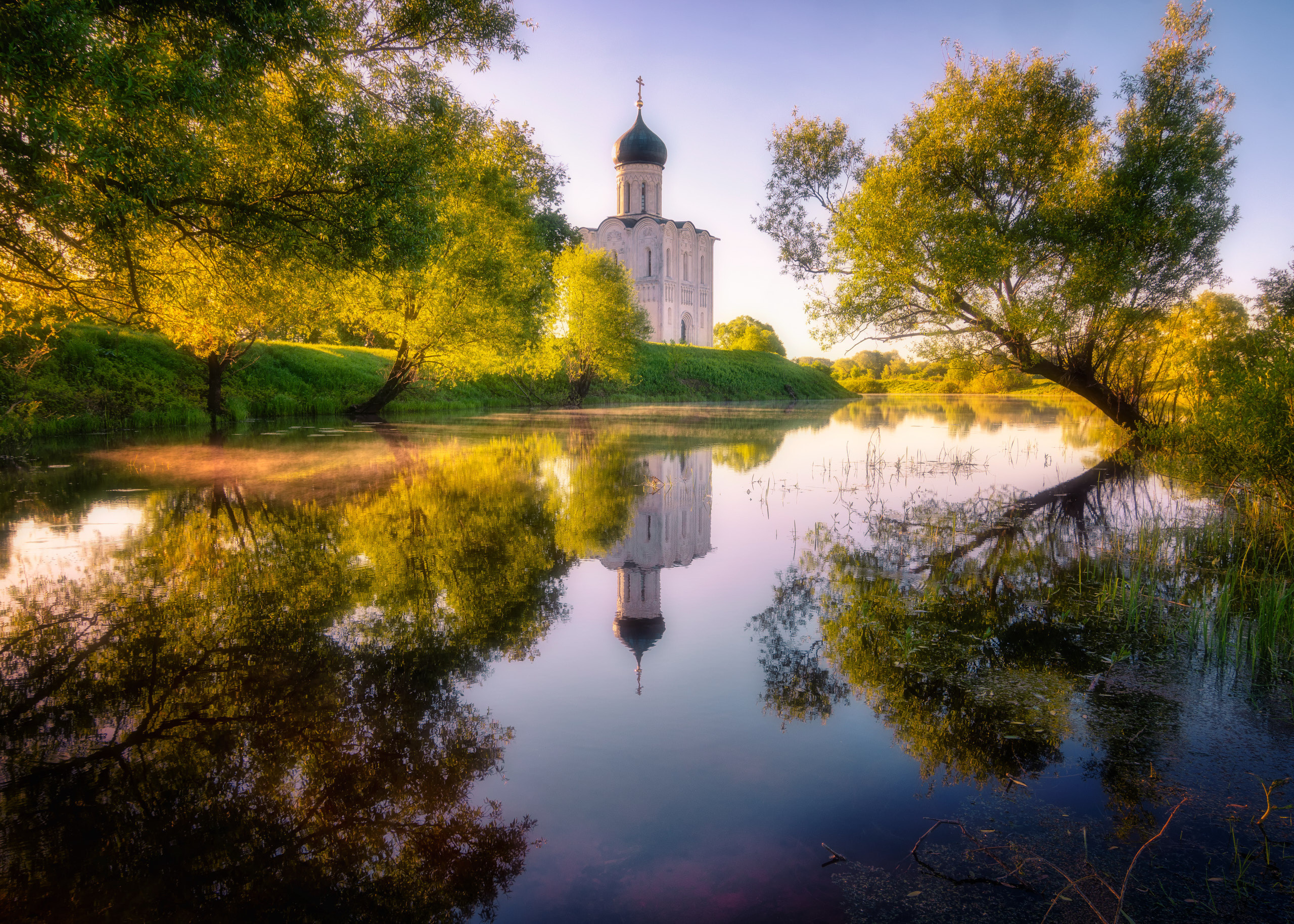 Церковь Покрова на Нерли в рассветных лучах. Пейзажный фотограф Андрей Баскевич