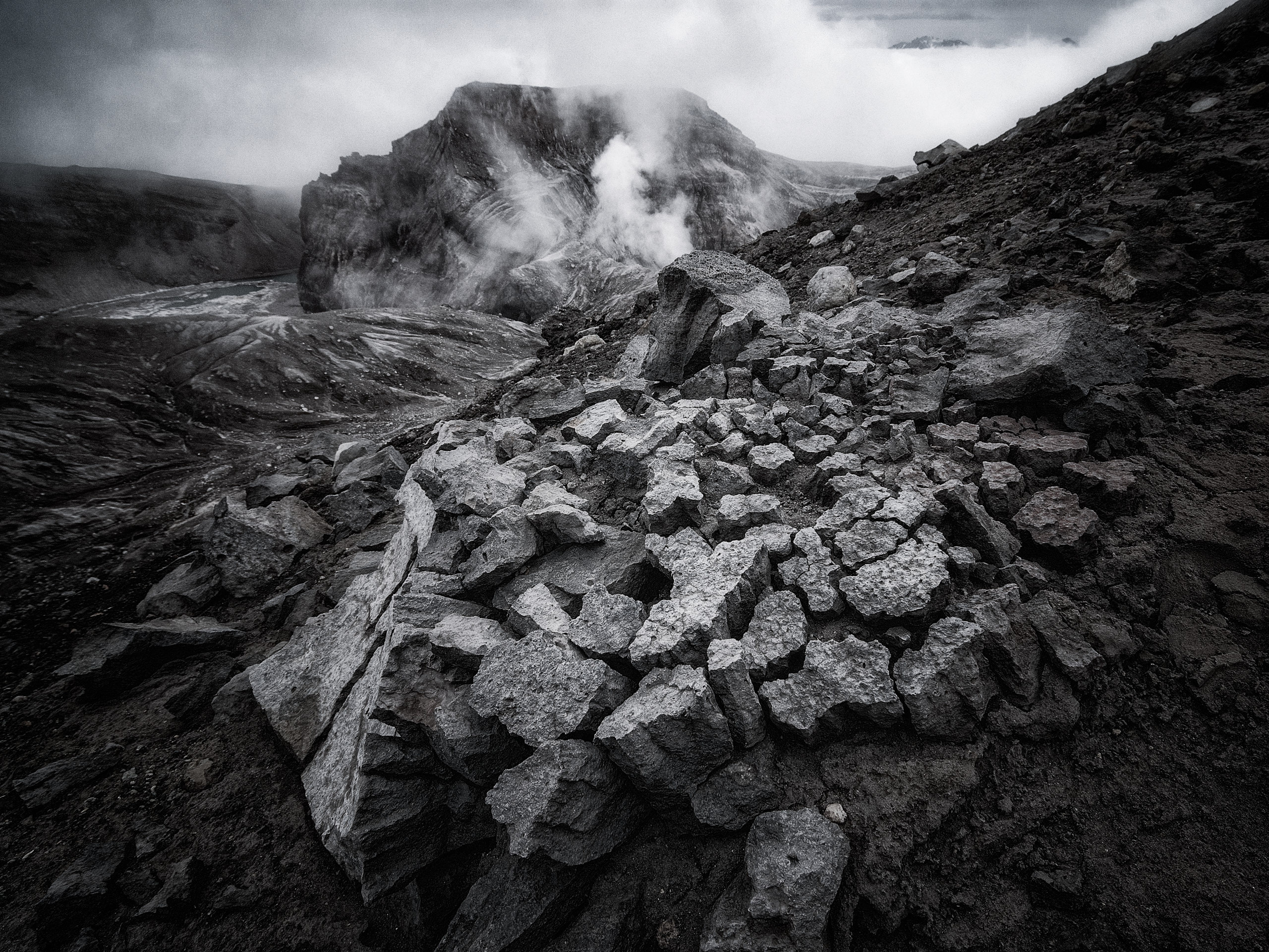 Текстуры склонов вулкана Горелый на фоне вулкана Мутновский. Камчатка. Пейзажный фотограф Андрей Баскевич