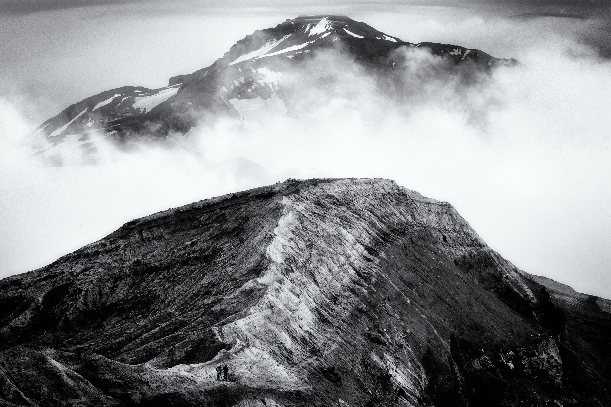Кальдера вулкана Горелый на фоне вулкана Мутновский. Камчатка. Пейзажный фотограф Андрей Баскевич