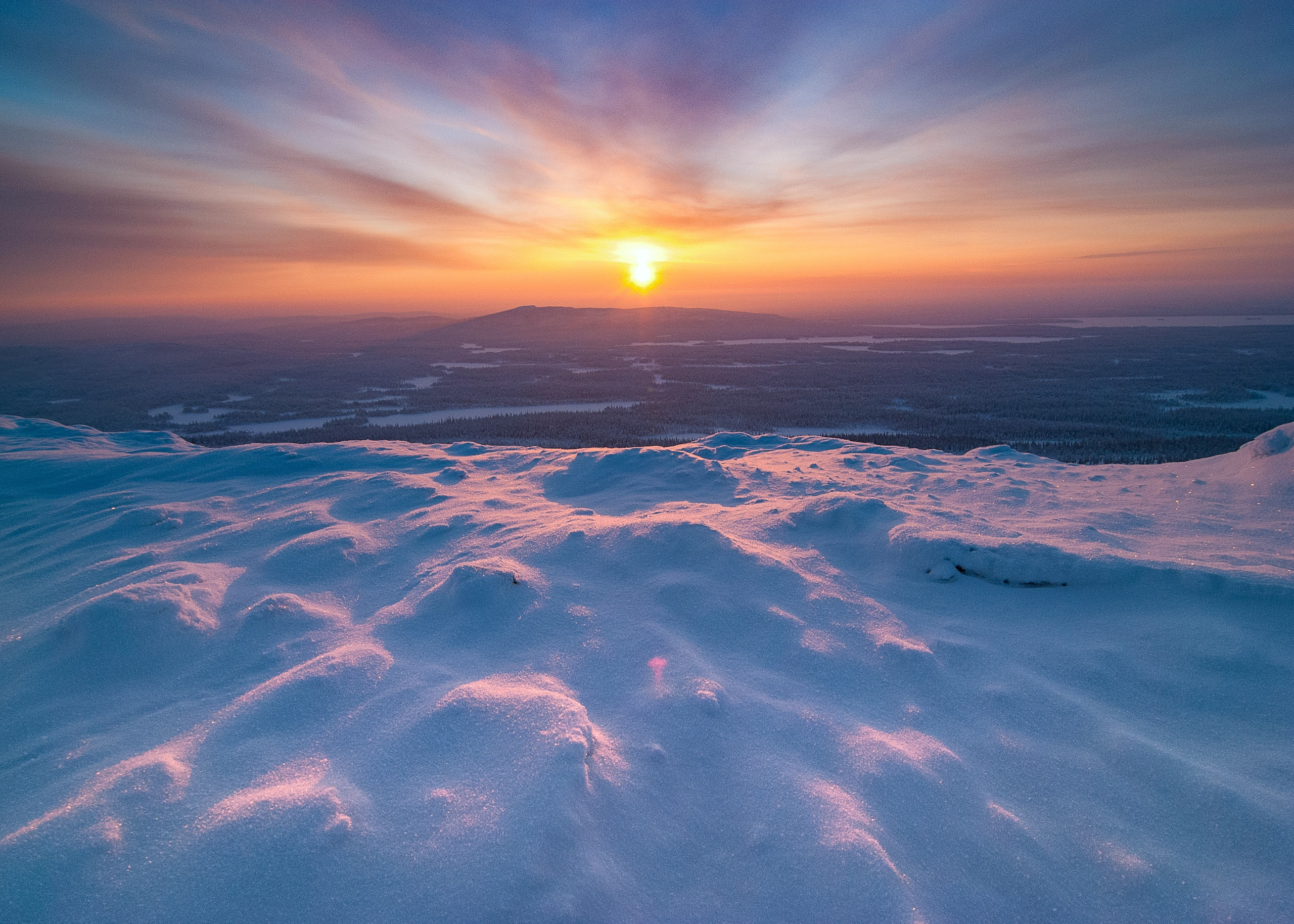 Зимний пейзаж. Полдень в Национальном парке Паанаярви в январе.
