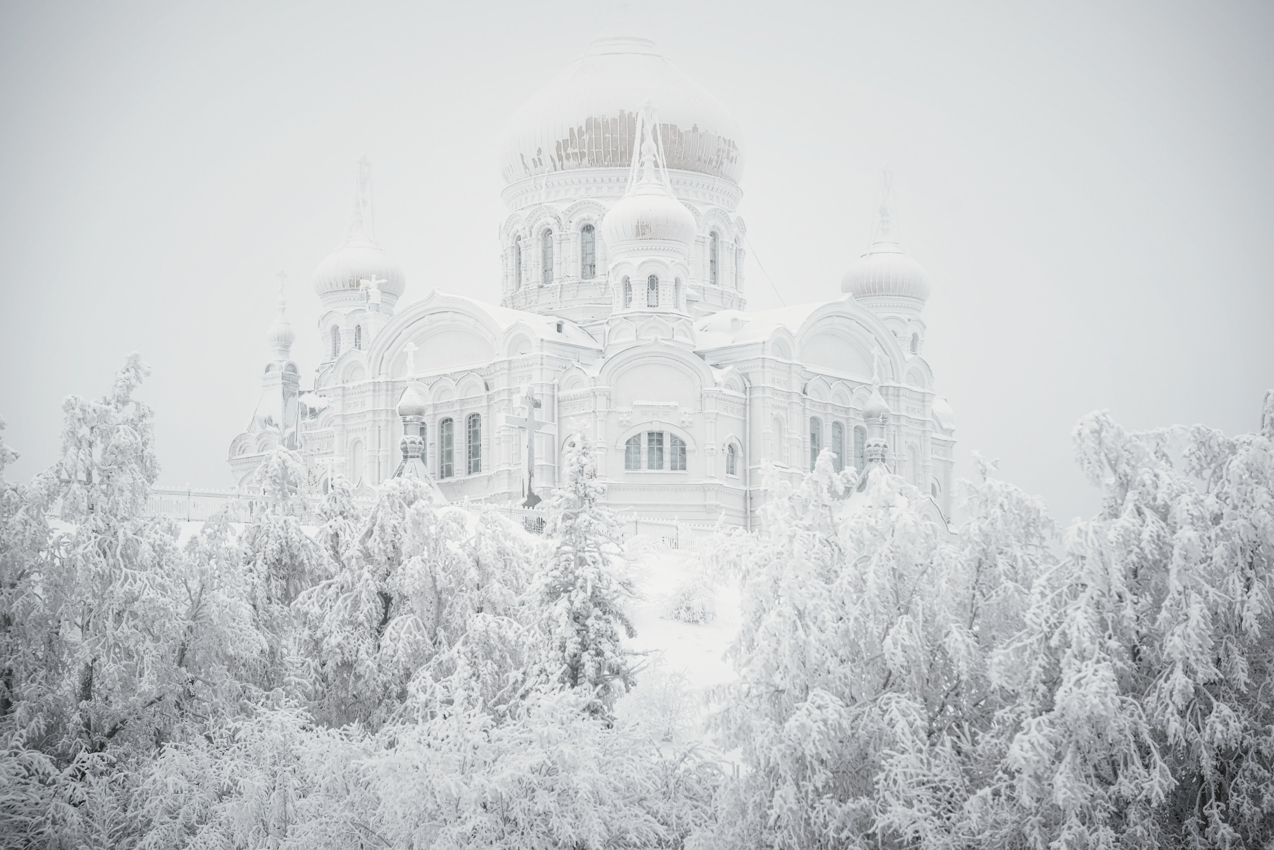 Белогорский Свято-Николаевский миссионерский мужской монастырь в зимнем убранстве. фотограф Андрей Баскевич